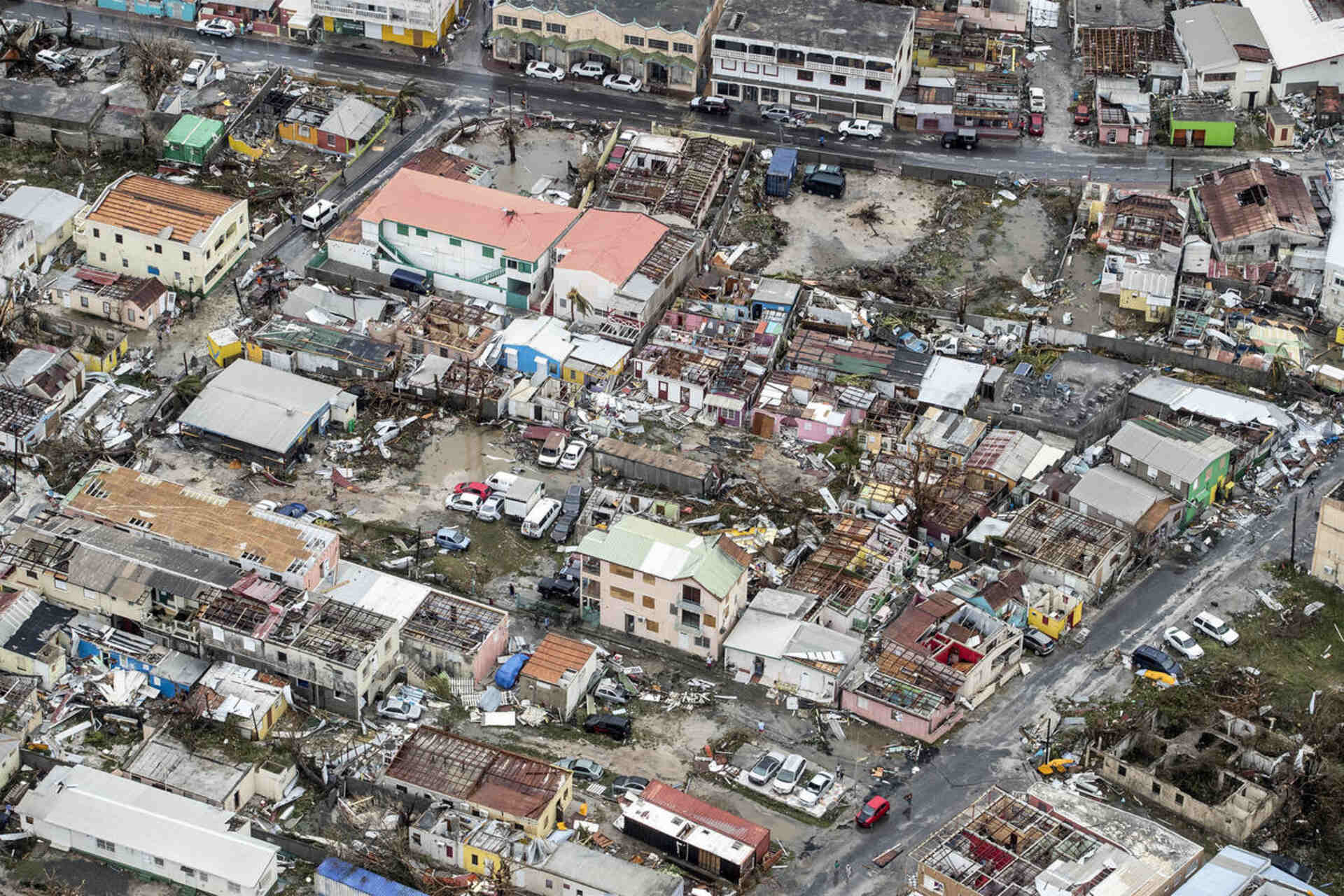 Sint Maarten: approccio integrato alla prevenzione e risposta ai disastri naturali, con piani di protezione economica, fondi di emergenza e collaborazione internazionale per rafforzare la sicurezza e la ripresa dell’isola caraibica