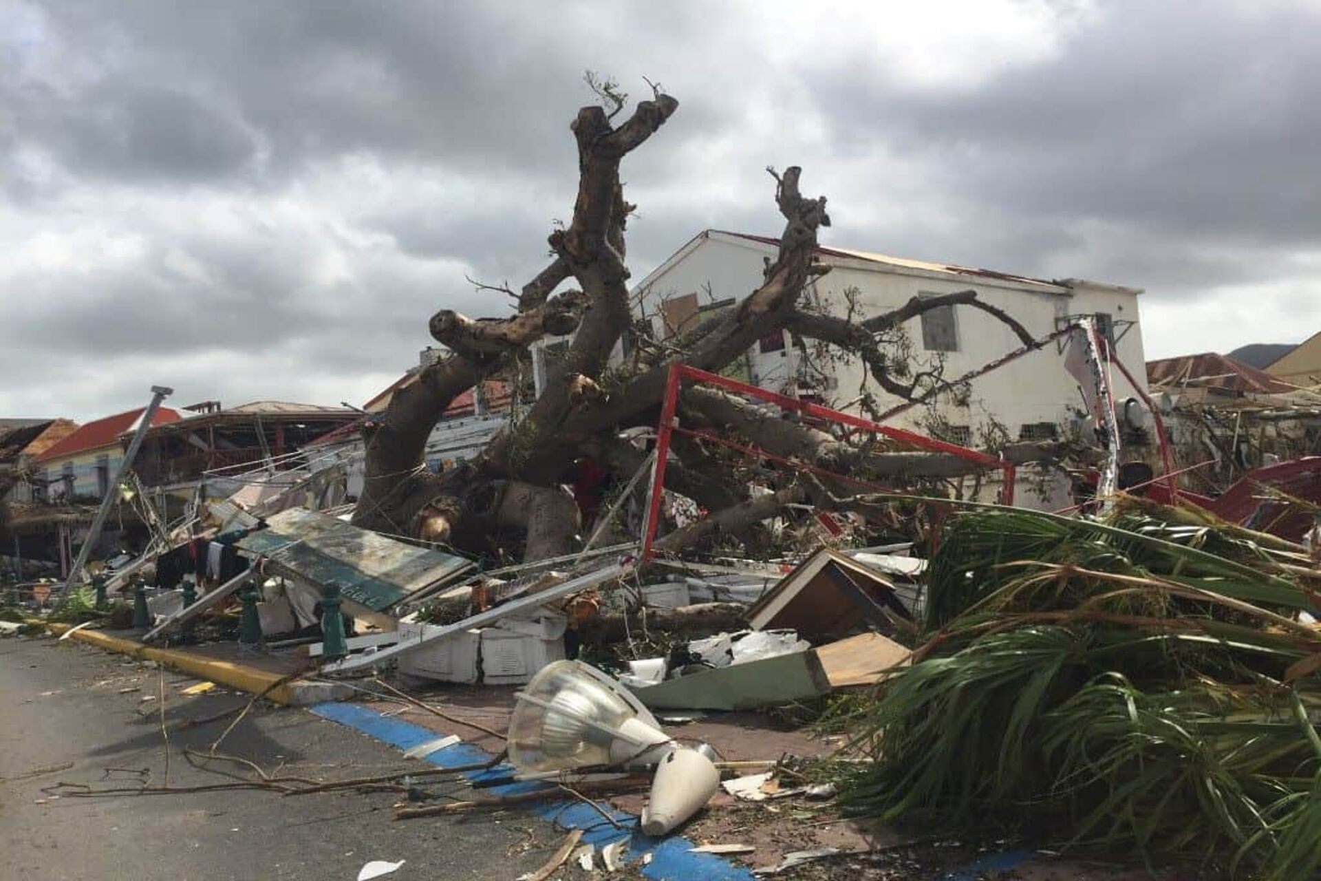Sint Maarten: approccio integrato alla prevenzione e risposta ai disastri naturali, con piani di protezione economica, fondi di emergenza e collaborazione internazionale per rafforzare la sicurezza e la ripresa dell’isola caraibica