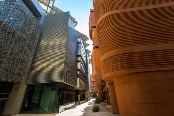 Masdar City, het stedelijk laboratorium dat een duurzame toekomst blijft vormgeven