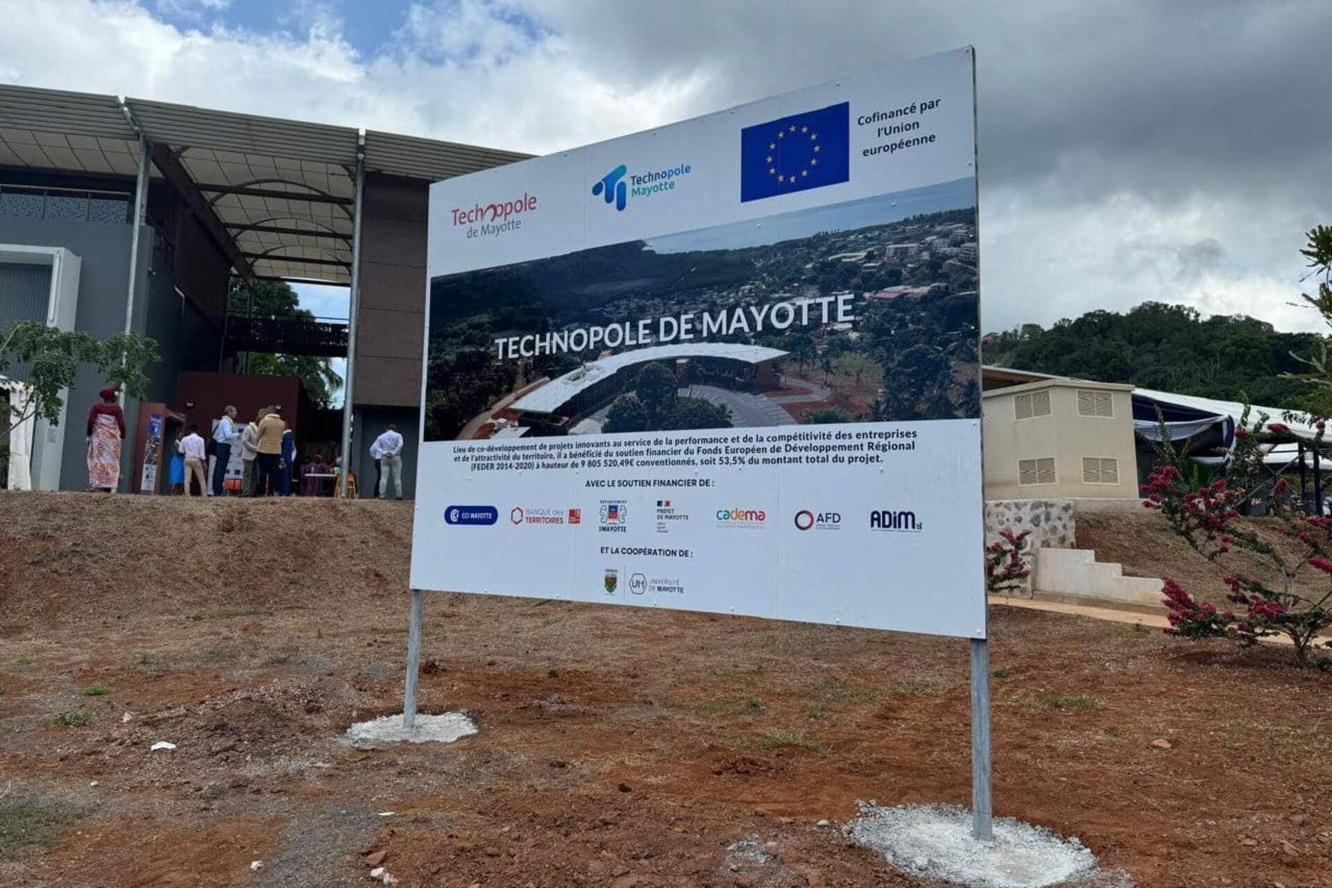 Mayotte: esempio di rigenerazione territoriale e innovazione responsabile, grazie a un’infrastruttura tecnologica multifunzionale che connette formazione universitaria, fabbricazione digitale e governance inclusiva in un contesto insulare tropicale