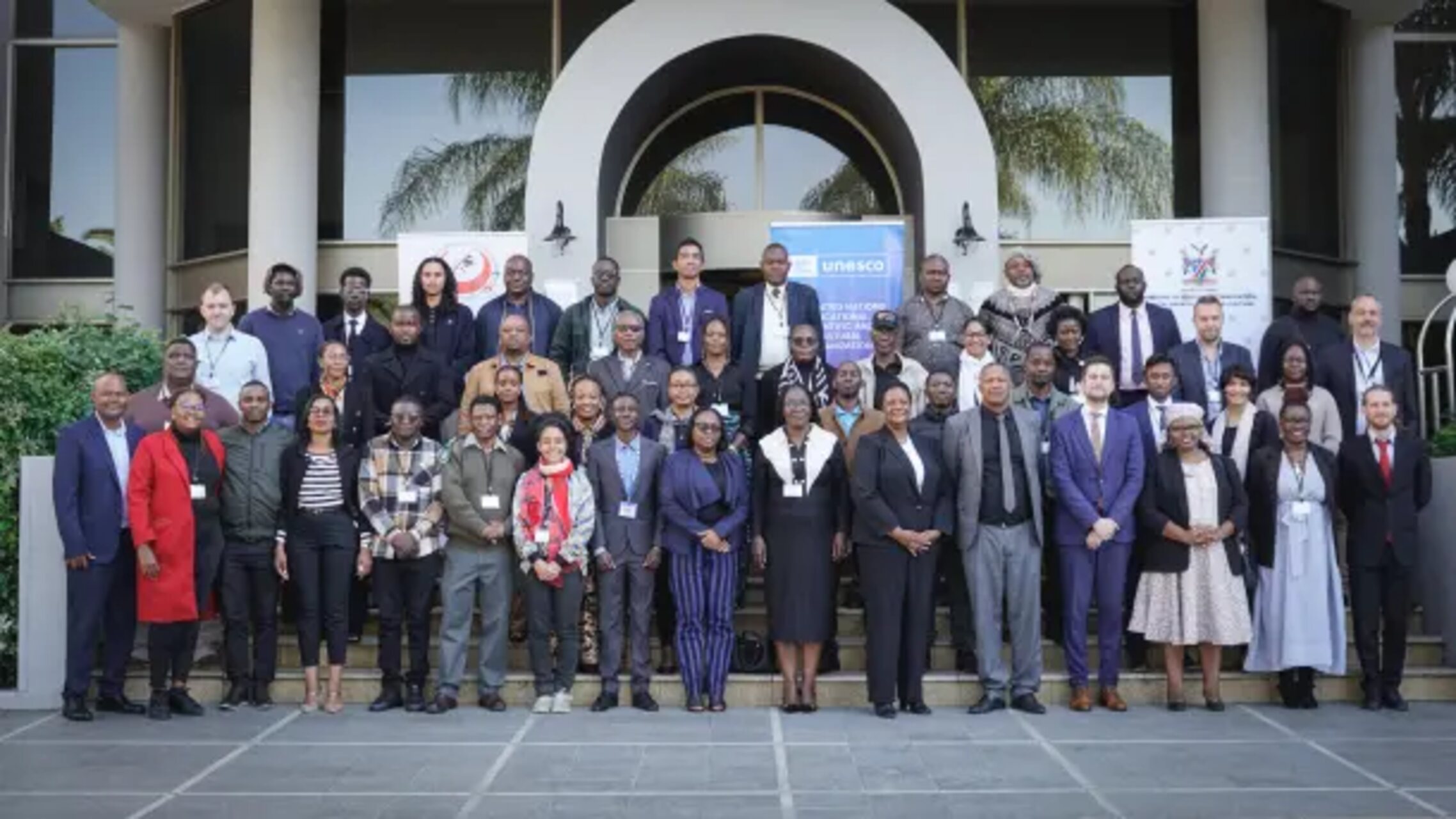Namibia: dalla capitale Windhoek a Twyfelfontein, esperienze e tecnologie si intrecciano per preservare incisioni rupestri millenarie e paesaggi unici, integrando il sapere tradizionale con soluzioni digitali avanzate per il futuro
