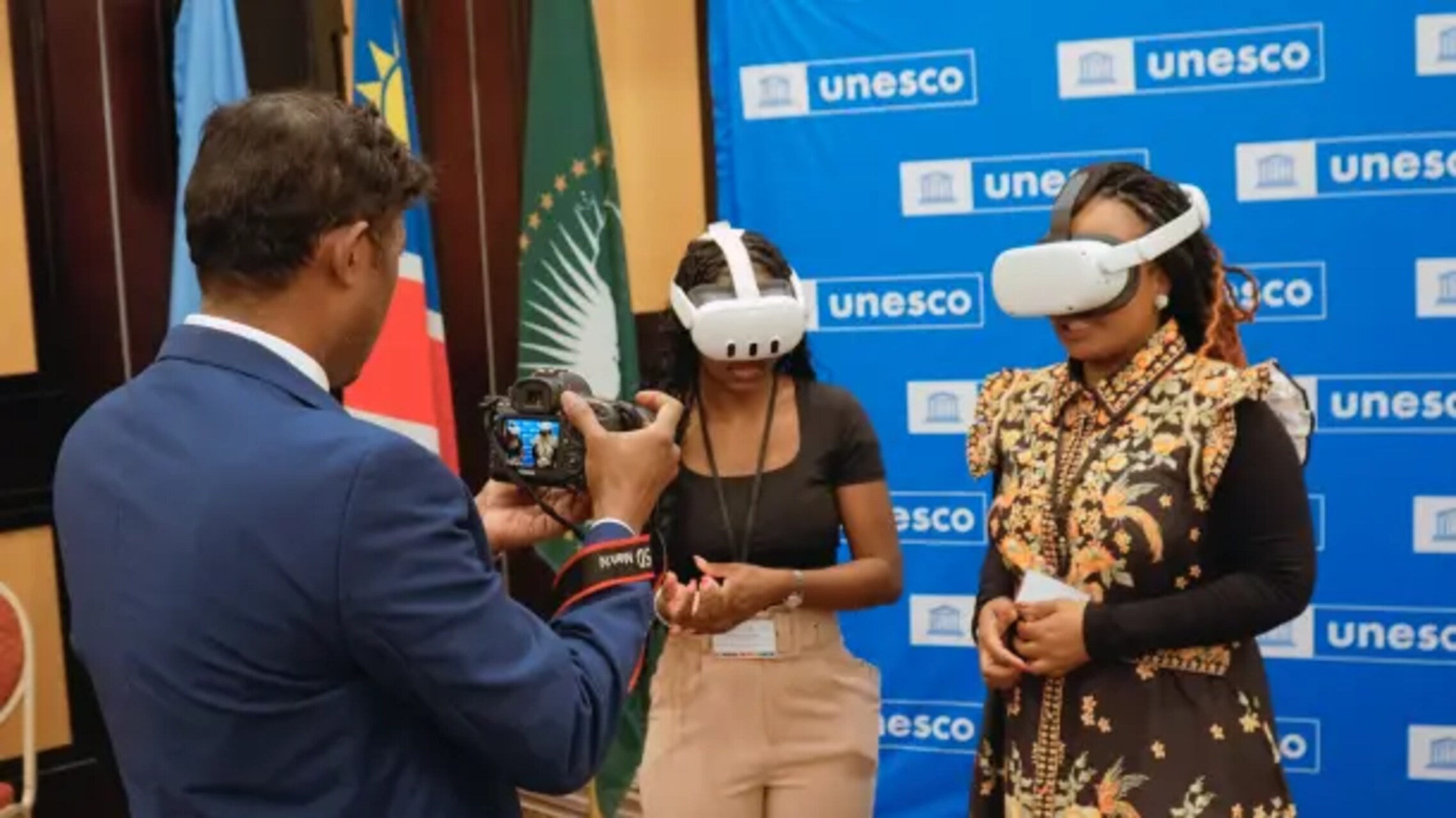 Namibia: dalla capitale Windhoek a Twyfelfontein, esperienze e tecnologie si intrecciano per preservare incisioni rupestri millenarie e paesaggi unici, integrando il sapere tradizionale con soluzioni digitali avanzate per il futuro