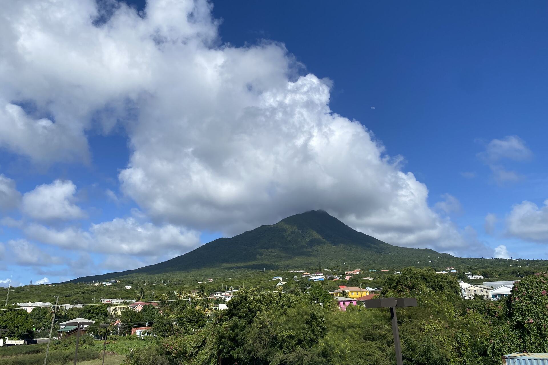 Saint Kitts e Nevis: isole gemelle dei Caraibi impegnate nella transizione verde attraverso progetti di energia pulita, turismo responsabile e resilienza climatica, con l’obiettivo di creare nuove opportunità economiche e proteggere l’ambiente