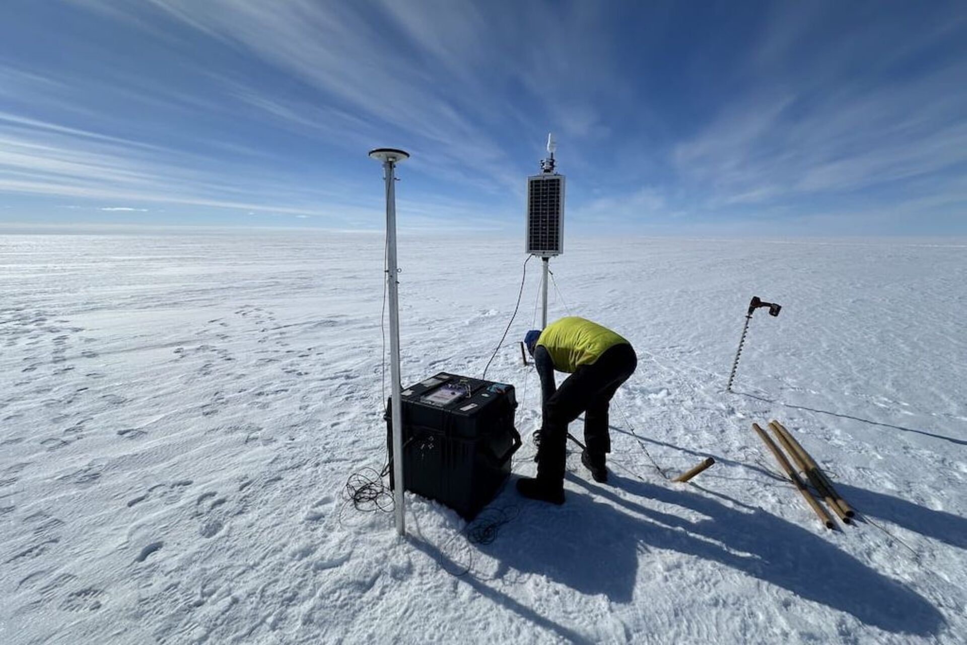Dottorato di ricerca tra i ghiacci: giovani scienziati vivono e lavorano nella stazione belga alimentata da energie rinnovabili, un laboratorio unico al mondo che consente di investigare i cambiamenti climatici nel cuore dell’Antartide