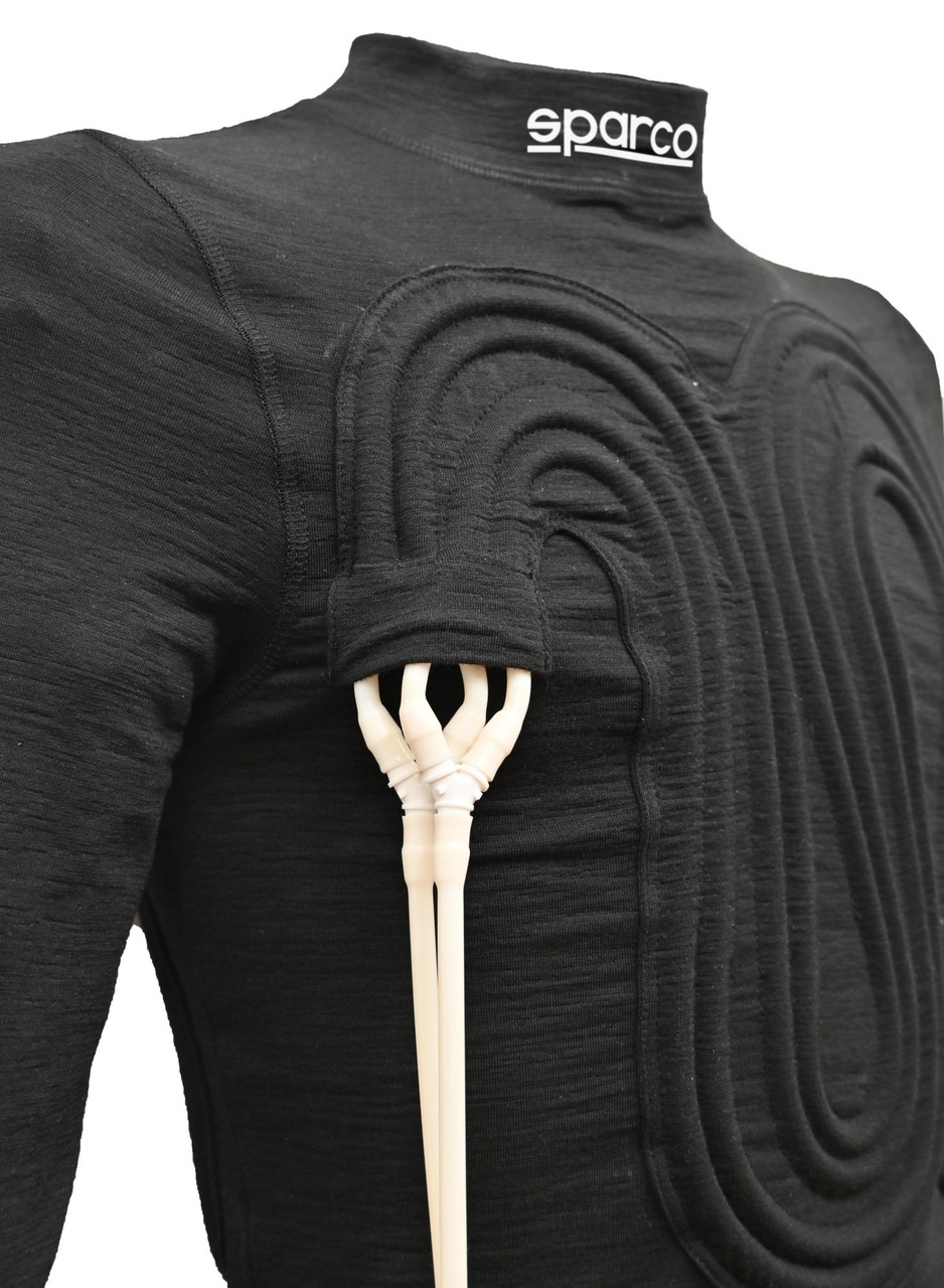 Maglia tecnica innovativa con sistema di raffreddamento integrato, sviluppata per migliorare sicurezza e prestazioni dei piloti in condizioni estreme di calore all’interno degli abitacoli delle competizioni motoristiche