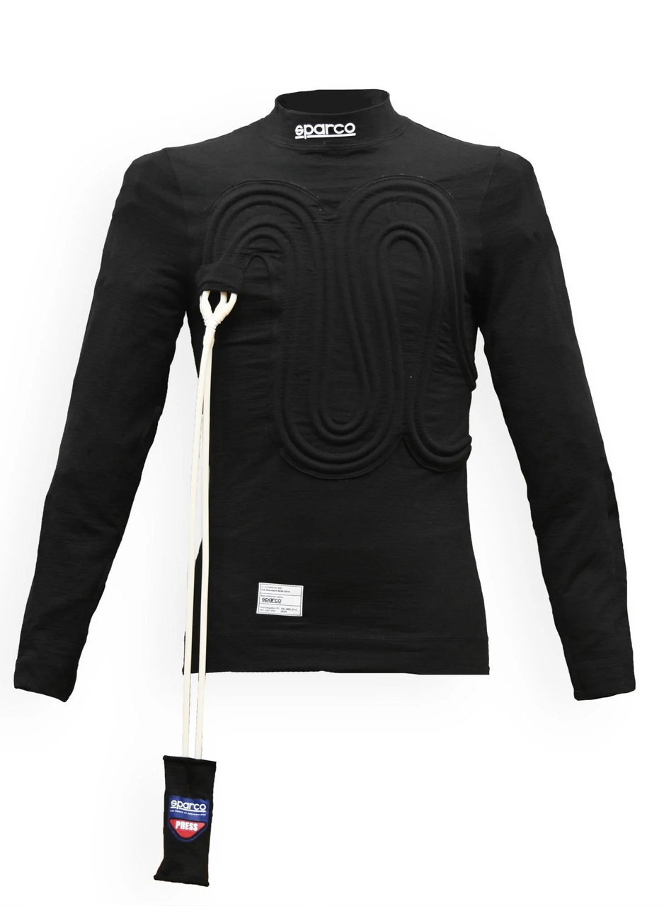 Maglia tecnica innovativa con sistema di raffreddamento integrato, sviluppata per migliorare sicurezza e prestazioni dei piloti in condizioni estreme di calore all’interno degli abitacoli delle competizioni motoristiche
