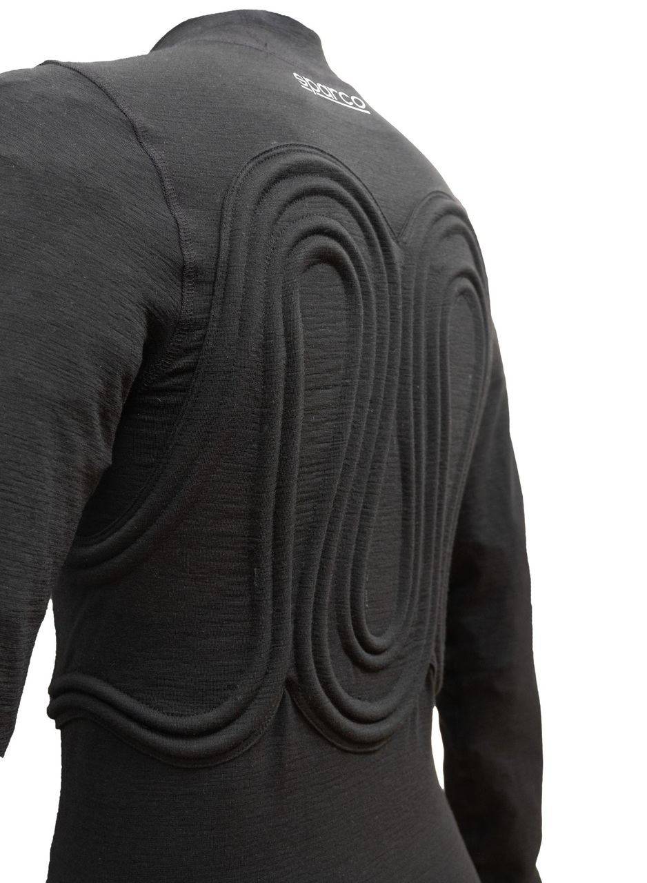 Maglia tecnica innovativa con sistema di raffreddamento integrato, sviluppata per migliorare sicurezza e prestazioni dei piloti in condizioni estreme di calore all’interno degli abitacoli delle competizioni motoristiche