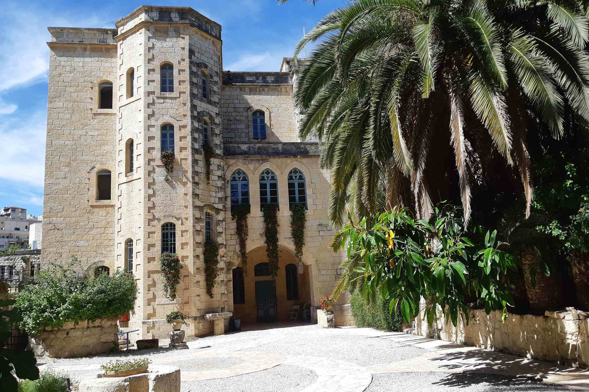 Interno di un luogo sacro del Dominio Francese in Terrasanta, esempio di architettura storica valorizzata da progetti di conservazione e tecnologie innovative per preservare la spiritualità dei siti
