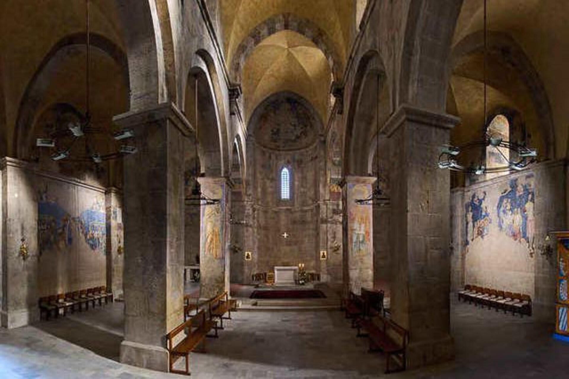 Interno di un luogo sacro del Dominio Francese in Terrasanta, esempio di architettura storica valorizzata da progetti di conservazione e tecnologie innovative per preservare la spiritualità dei siti