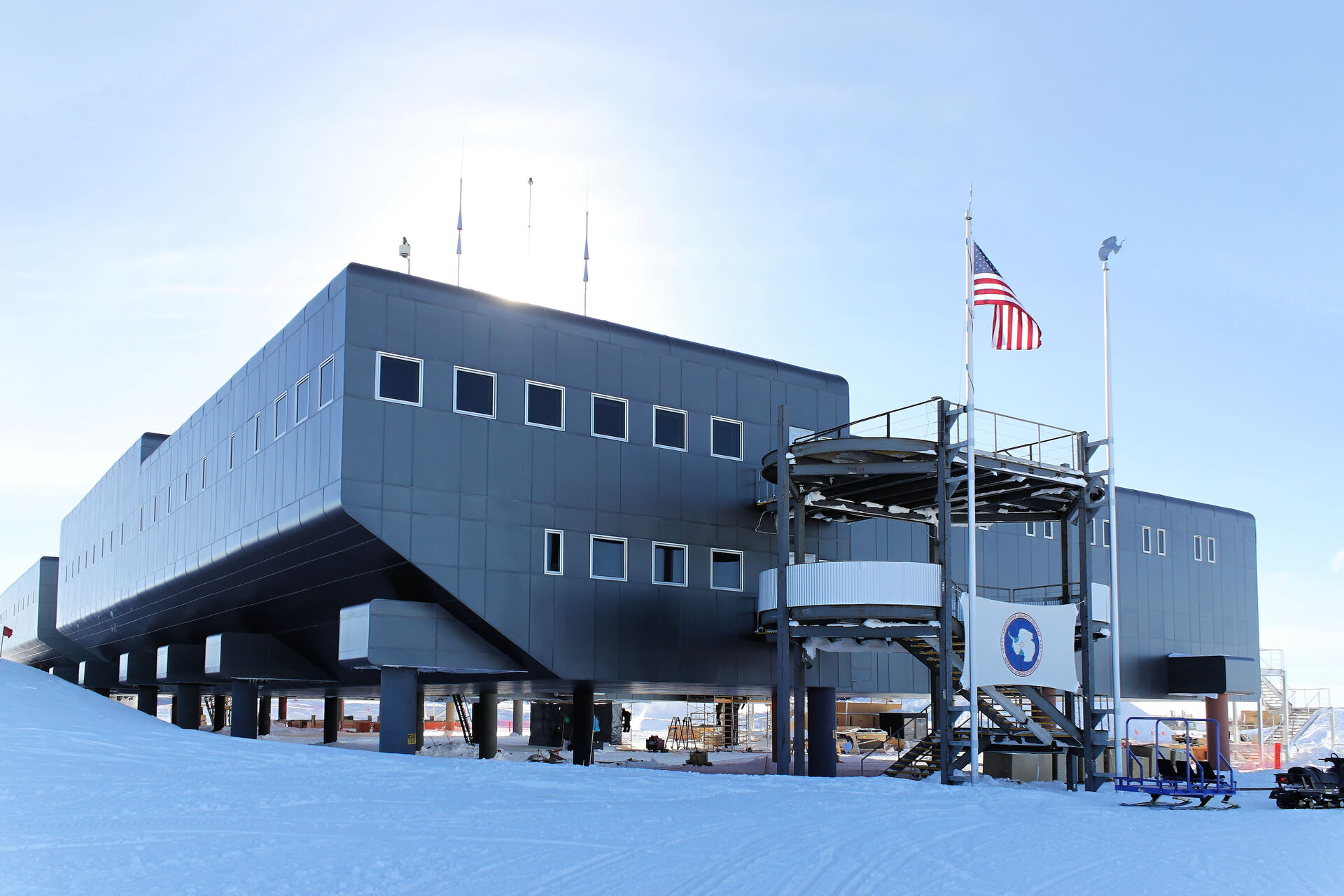 Basi remote in Antartide come Amundsen–Scott II: nelle stazioni scientifiche isolate del continente bianco si testano tecnologie e strategie che preparano a nuove sfide globali e spaziali