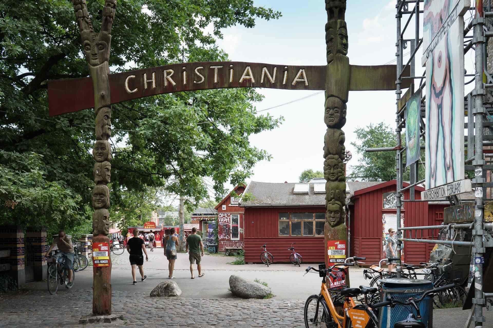 Le strade di Christiania mostrano murales, spazi autogestiti e abitazioni costruite a mano, un simbolo di innovazione sociale che attira visitatori, urbanisti e ricercatori da tutto il mondo