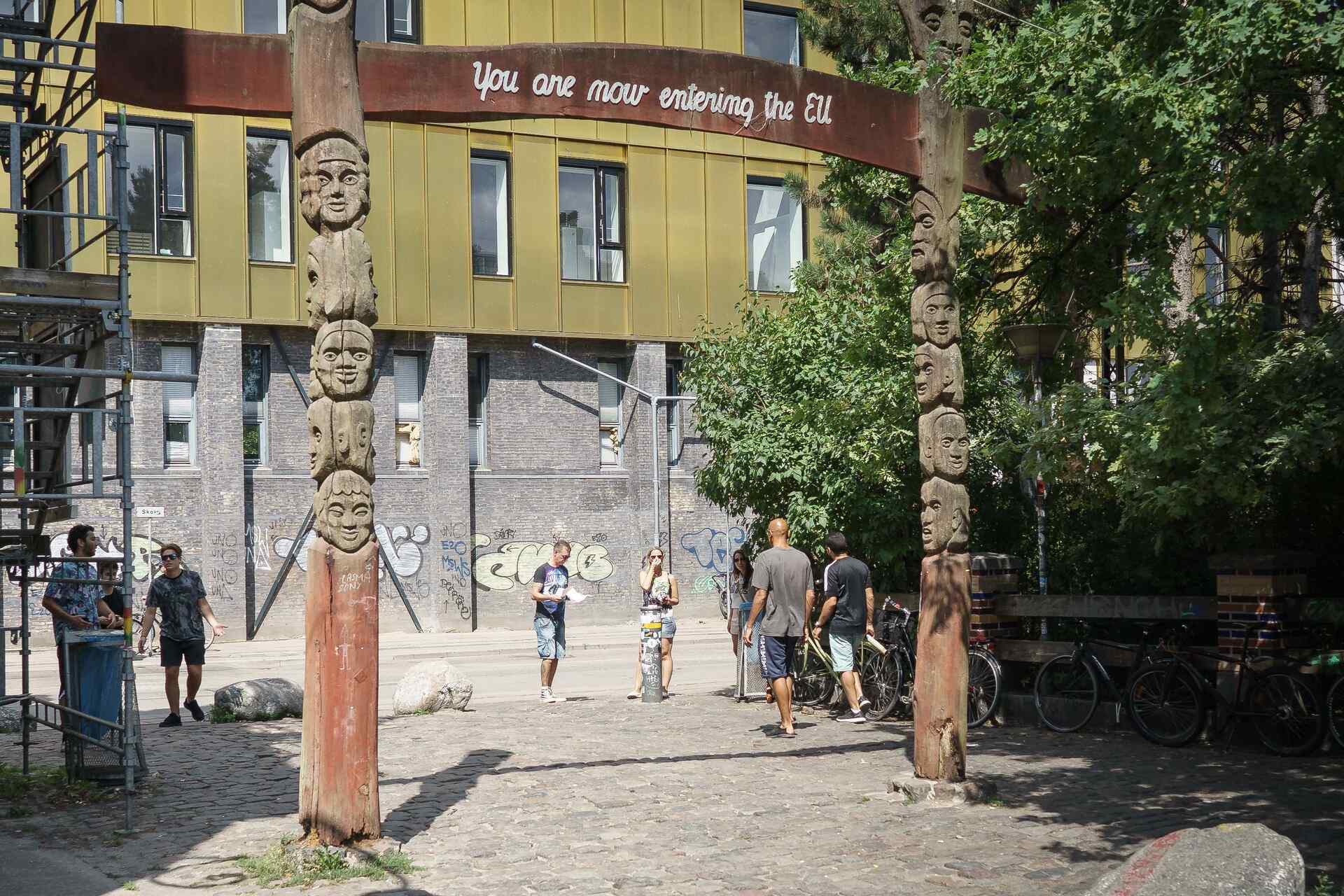 Christiania è un quartiere alternativo fondato negli anni Settanta, oggi laboratorio urbano che unisce autonomia comunitaria, riqualificazione abitativa ed energie rinnovabili diffuse
