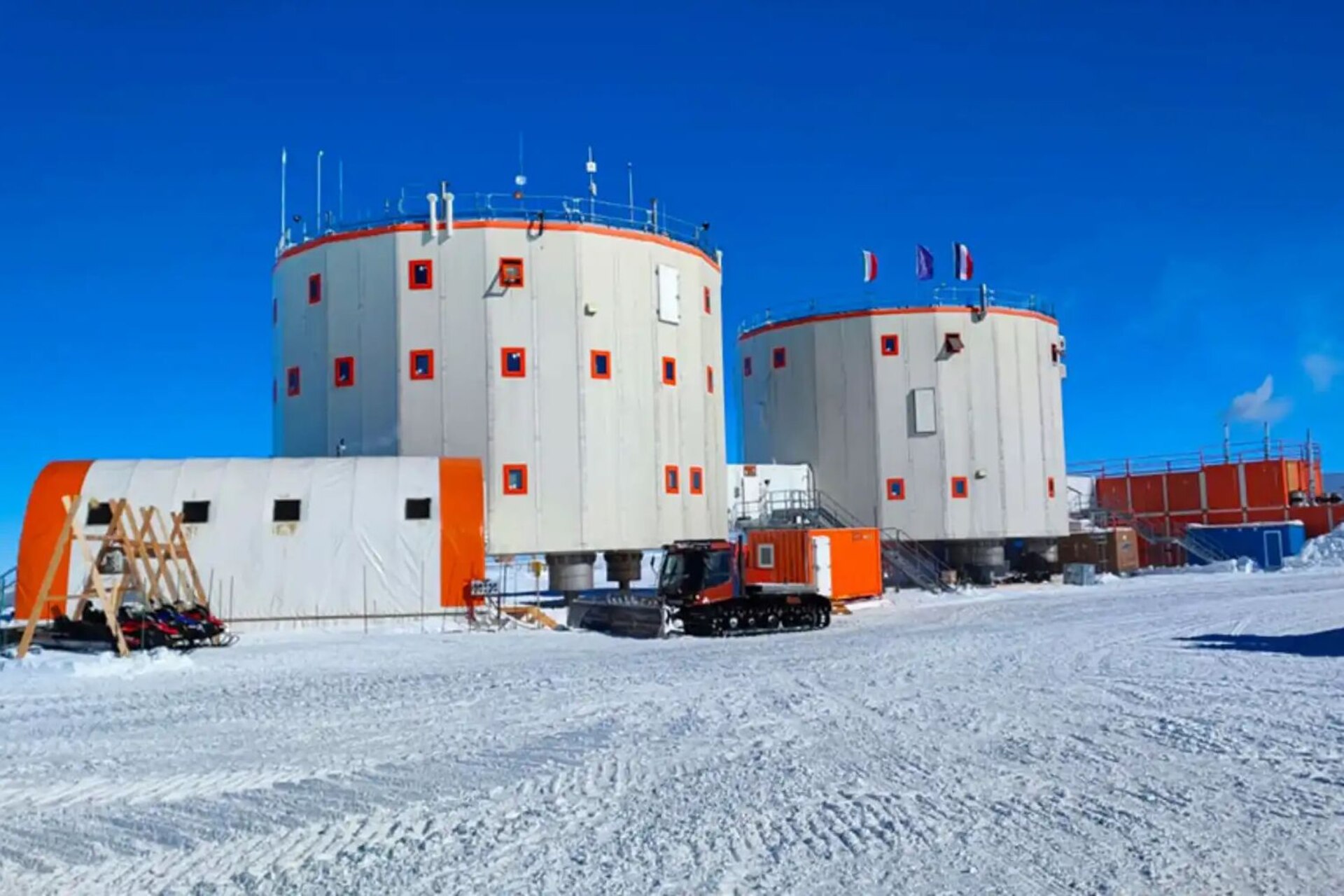 Basi remote in Antartide come Concordia: nelle stazioni scientifiche isolate del continente bianco si testano tecnologie e strategie che preparano a nuove sfide globali e spaziali