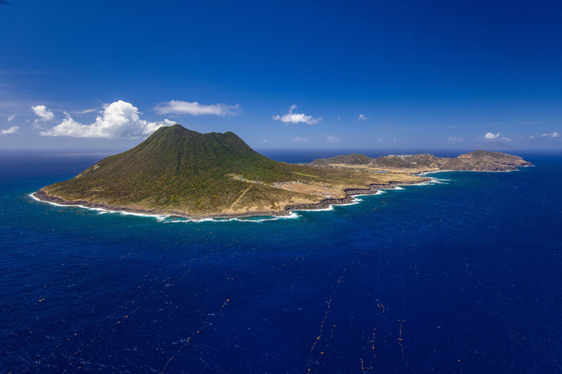 Panorama di Sint Eustatius con il vulcano Quill, simbolo della Digital Heritage Route che unisce natura caraibica, memoria storica e innovazione tecnologica per un turismo culturale sostenibile
