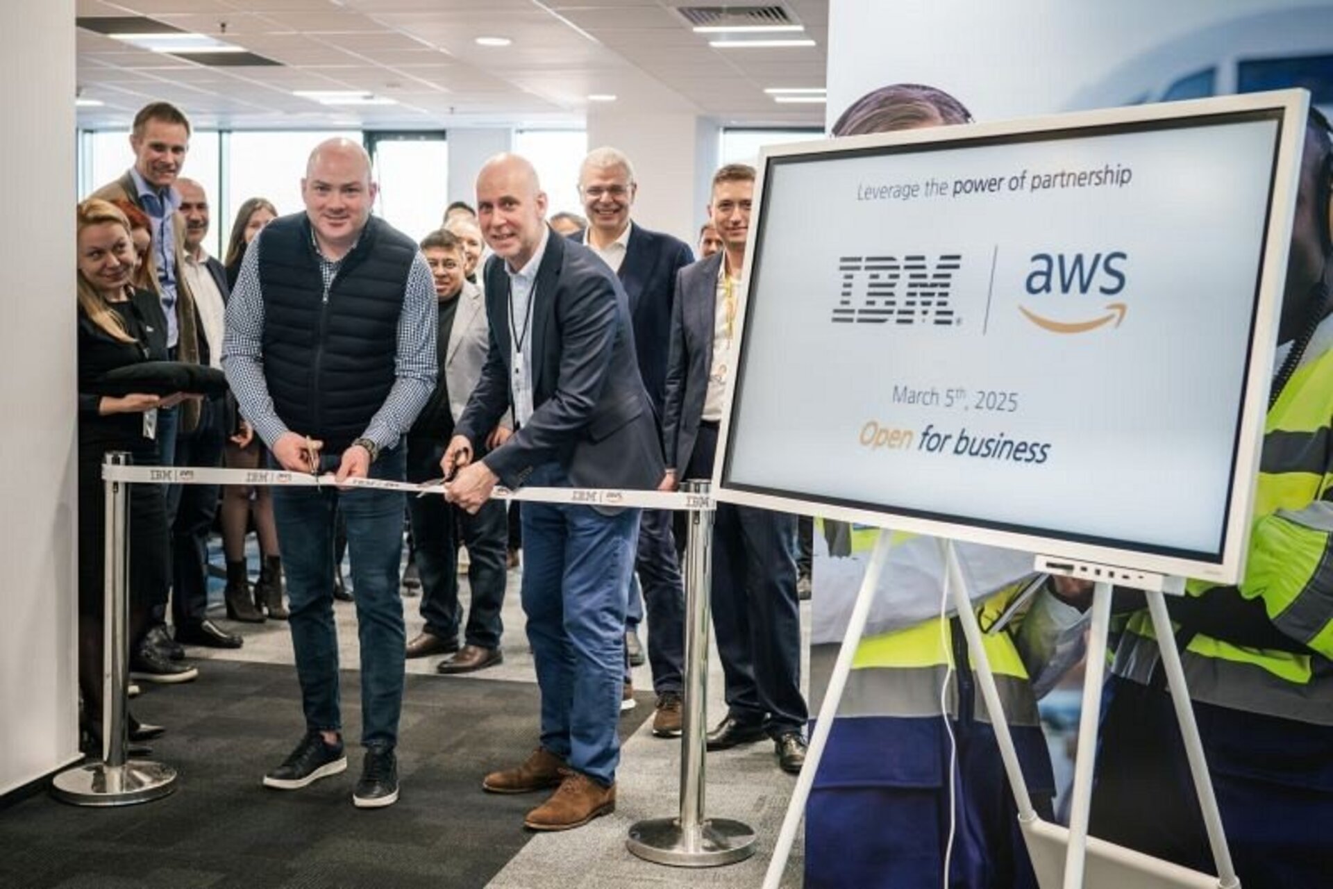 Collaborazione tra IBM e AWS in un’immagine simbolica che richiama la partnership strategica per accelerare l’adozione di tecnologie innovative e la trasformazione digitale delle imprese europee
