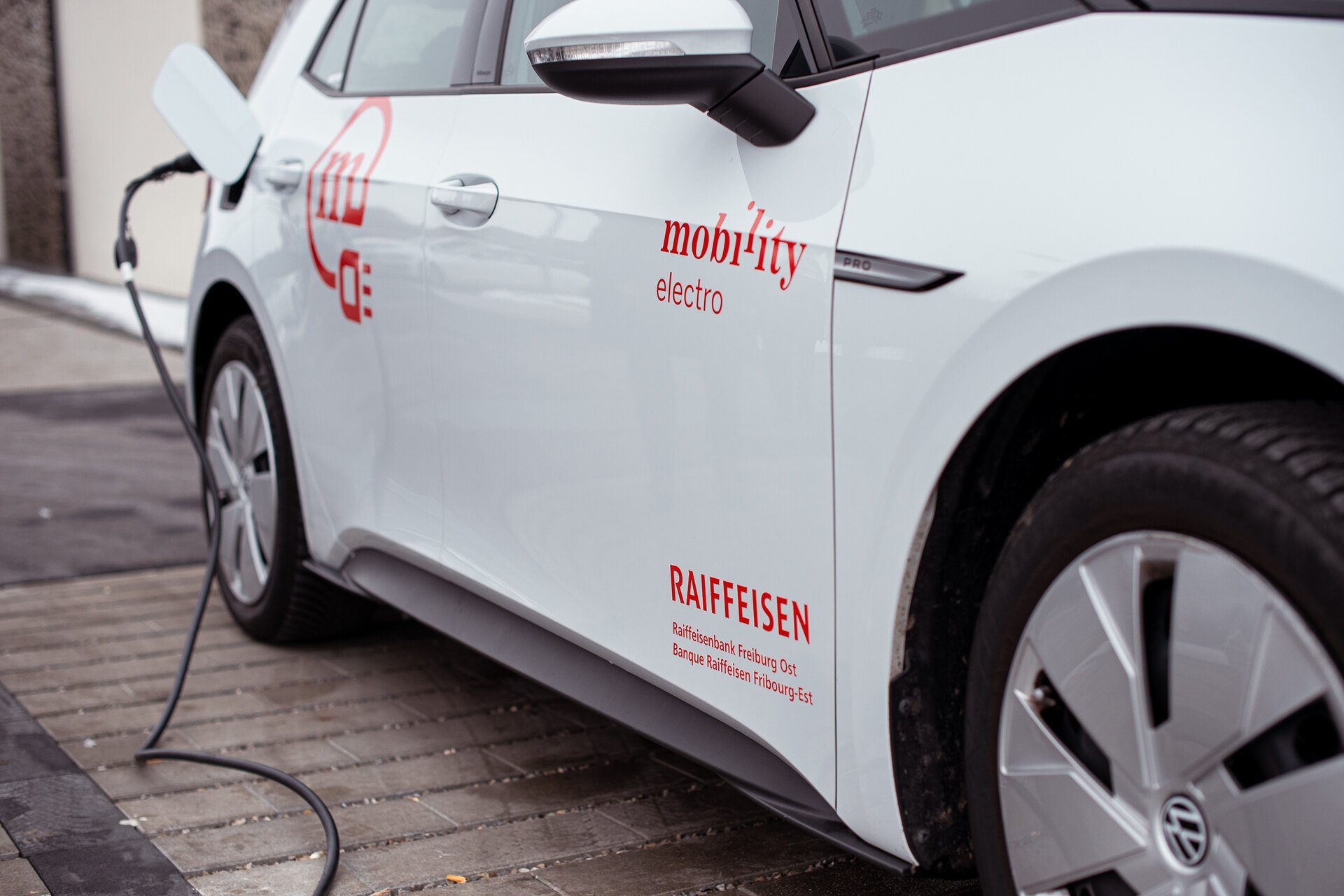 Un modello di mobilità condivisa con auto elettriche dimostra i vantaggi della riduzione del parco veicoli, dell’uso di smart meter e della ricarica ottimizzata per affrontare le sfide climatiche