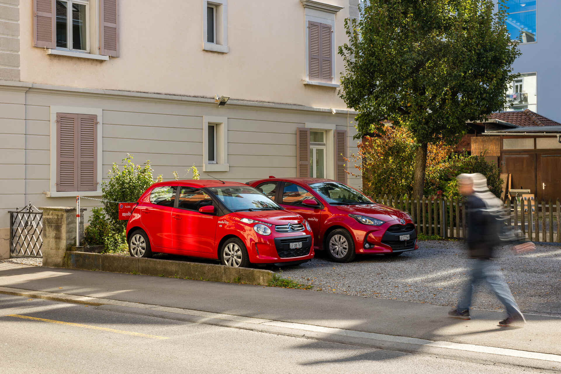 Auto elettriche condivise in ricarica in Svizzera, esempio di mobilità sostenibile che riduce emissioni e costi grazie a tariffe dinamiche e infrastrutture energetiche innovative