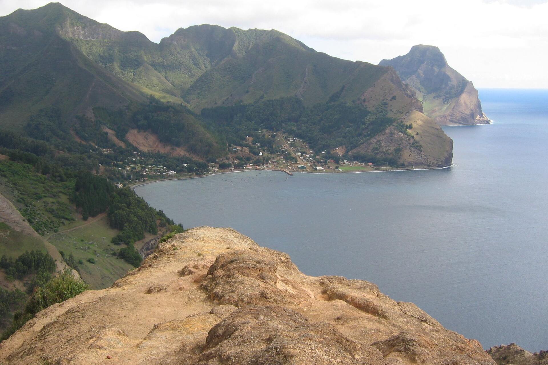 Immagini dall’arcipelago Juan Fernández mostrano paesaggi naturali, biodiversità marina e terrestre, iniziative comunitarie e strumenti di governance ambientale innovativa, parte di un laboratorio UNESCO di sostenibilità insulare