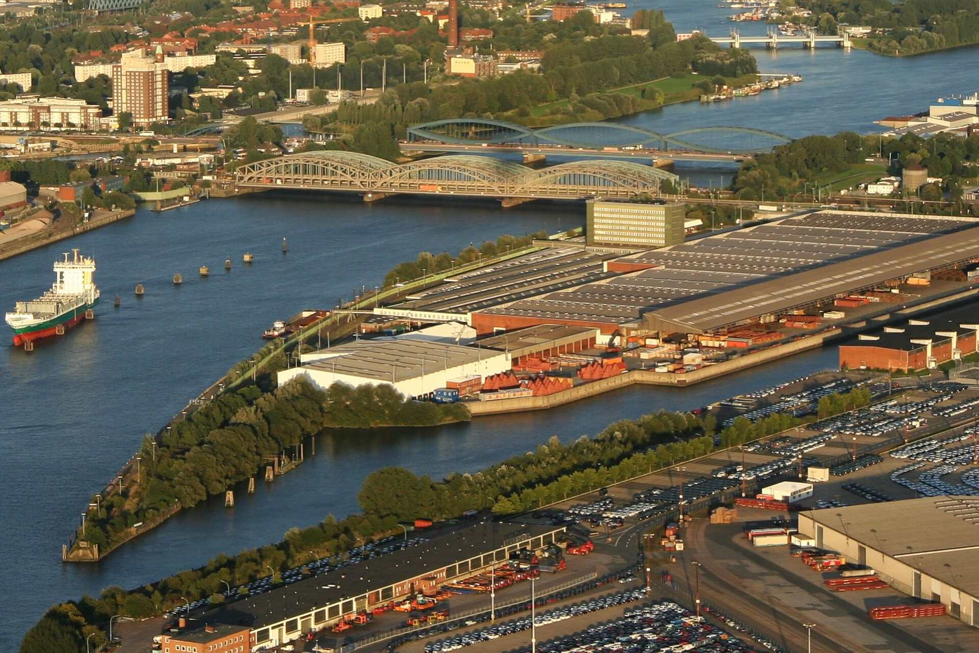 Visione di Grasbrook ad Amburgo come modello europeo di rigenerazione urbana, tra sostenibilità, mobilità pubblica avanzata e valorizzazione degli spazi storici del vecchio Porto dei Cechi