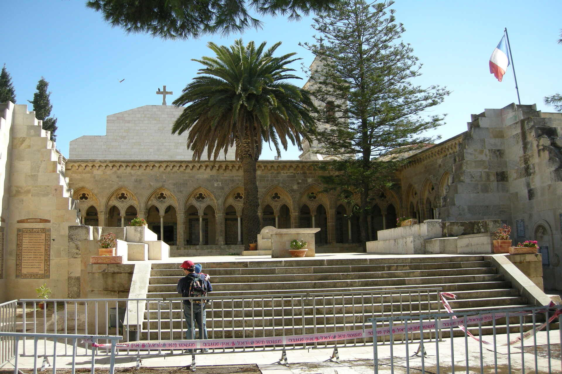 Abbazia e complesso monastico appartenente al Dominio Francese in Terrasanta, immerso in un paesaggio che integra spiritualità, ricerca storica e iniziative di sostenibilità ambientale moderna