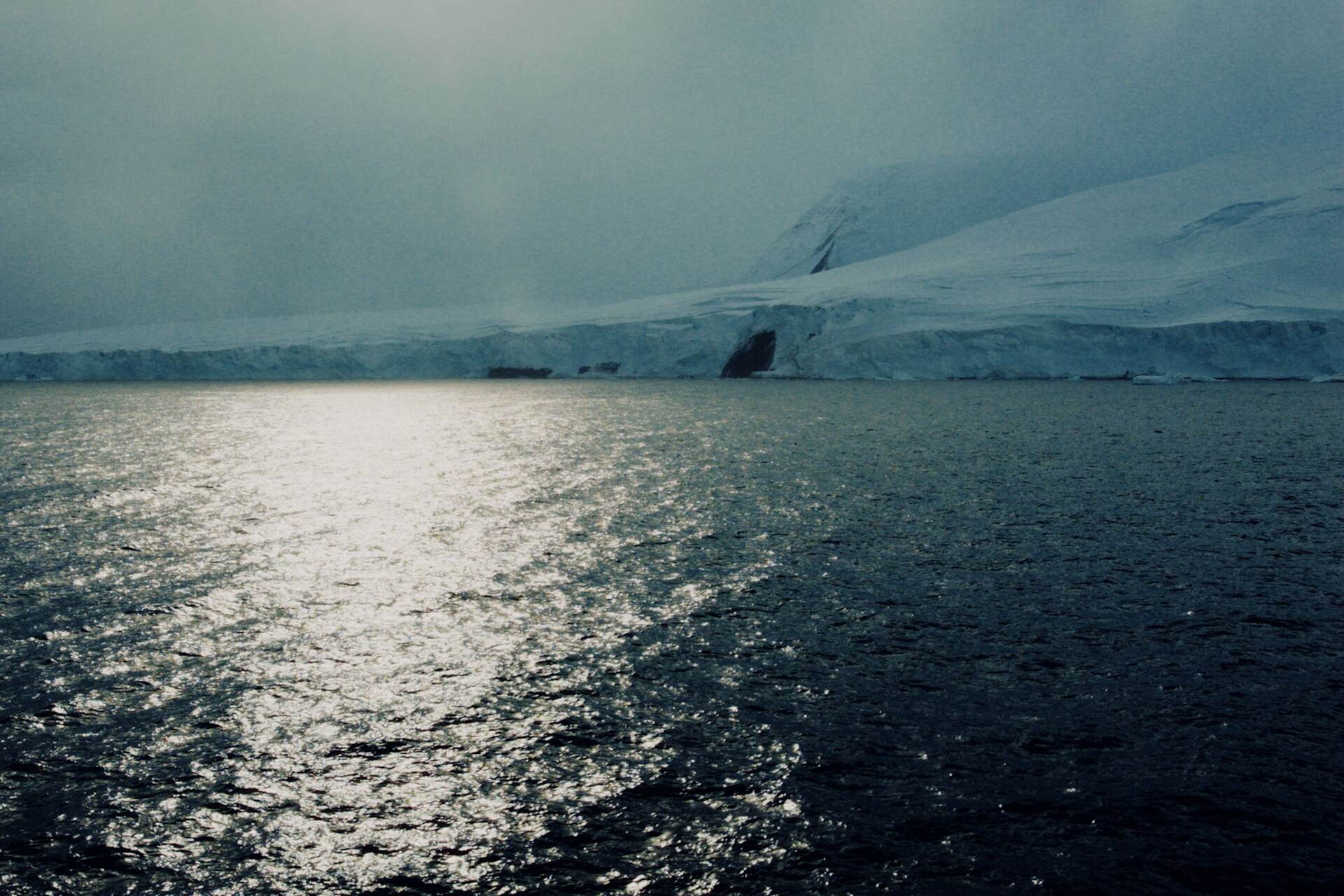 Veduta di un vulcano coperto di neve e ghiaccio in una regione polare, luogo remoto che continua ad attrarre esploratori e scienziati per il suo valore ambientale e la sfida naturale che rappresenta