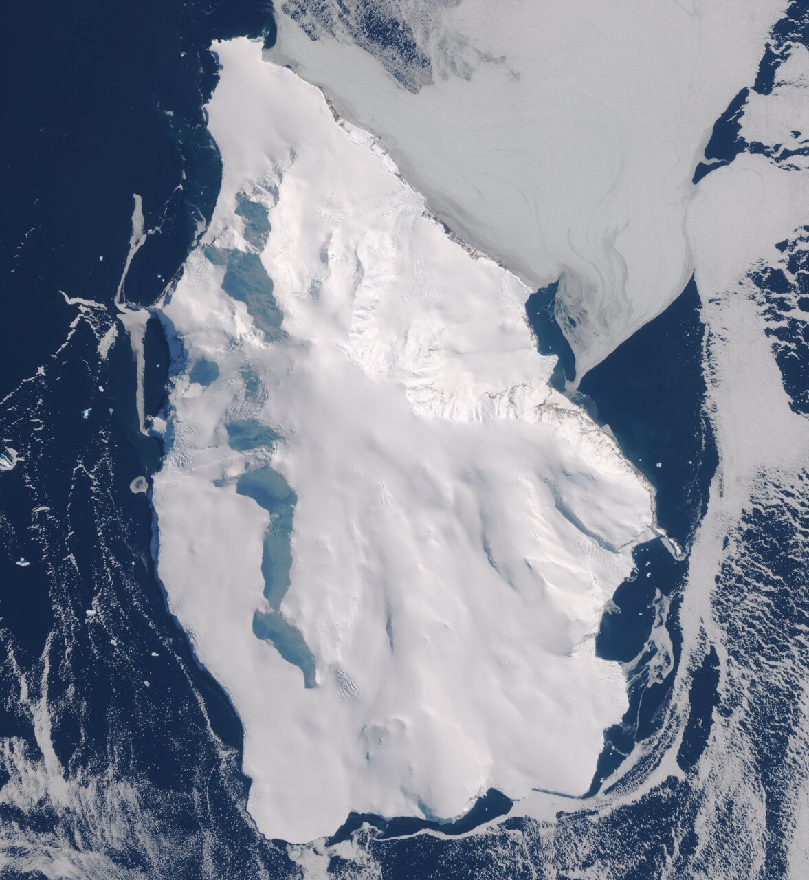 Veduta di un vulcano coperto di neve e ghiaccio in una regione polare, luogo remoto che continua ad attrarre esploratori e scienziati per il suo valore ambientale e la sfida naturale che rappresenta