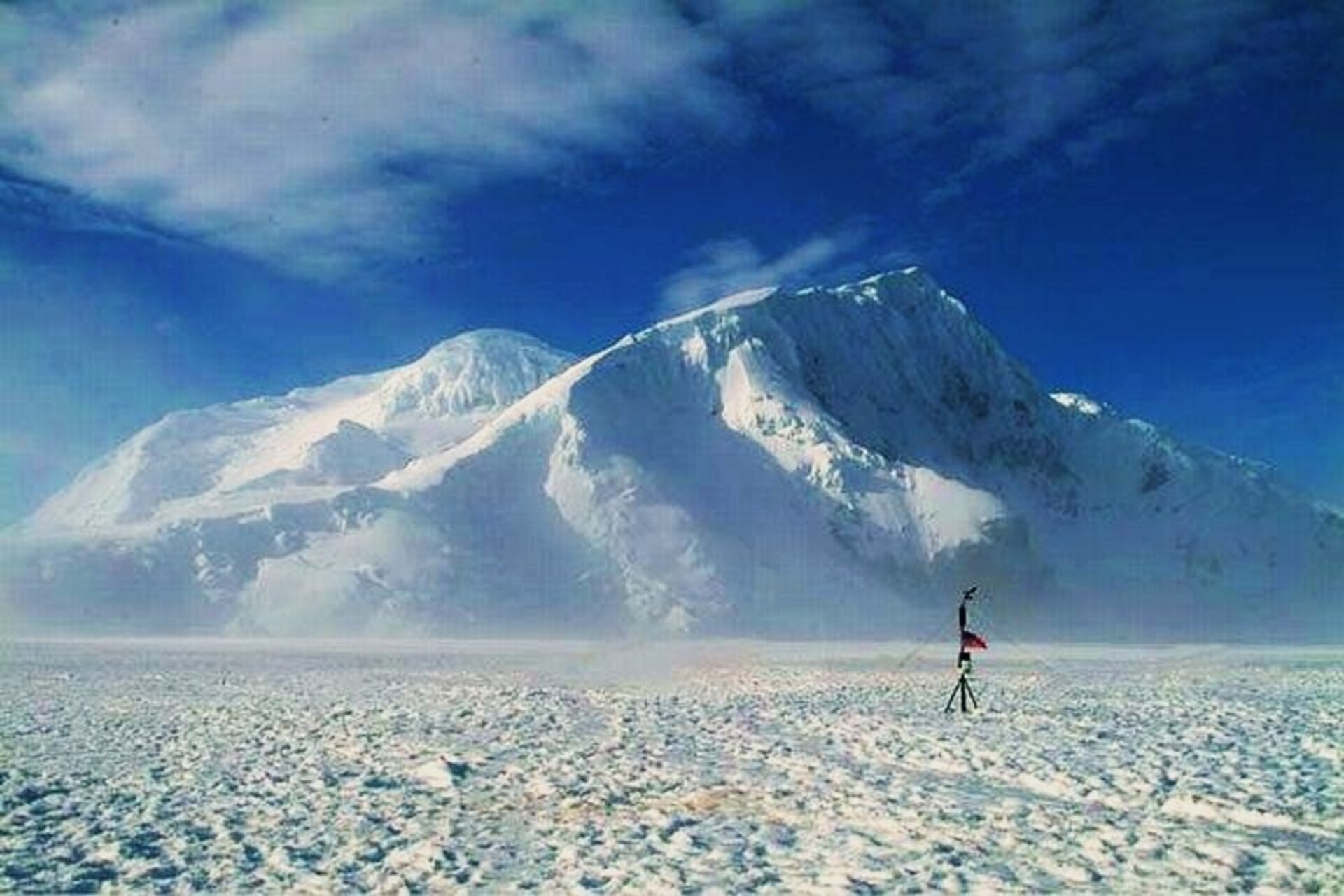 Immagine di un’isola ricoperta di ghiacci, circondata da acque fredde e iceberg, simbolo di territori difficili da raggiungere e affascinanti per la loro bellezza selvaggia e incontaminata