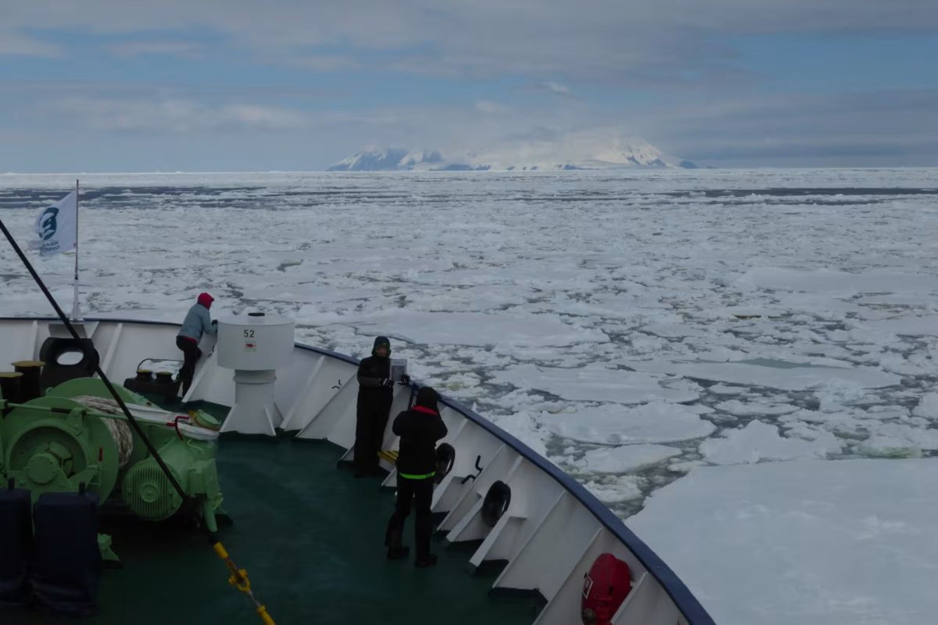 Paesaggio artico con ghiacci, mare e scogliere in un ambiente remoto ed estremo, dove natura e isolamento creano un contesto unico per spedizioni e osservazioni scientifiche internazionali