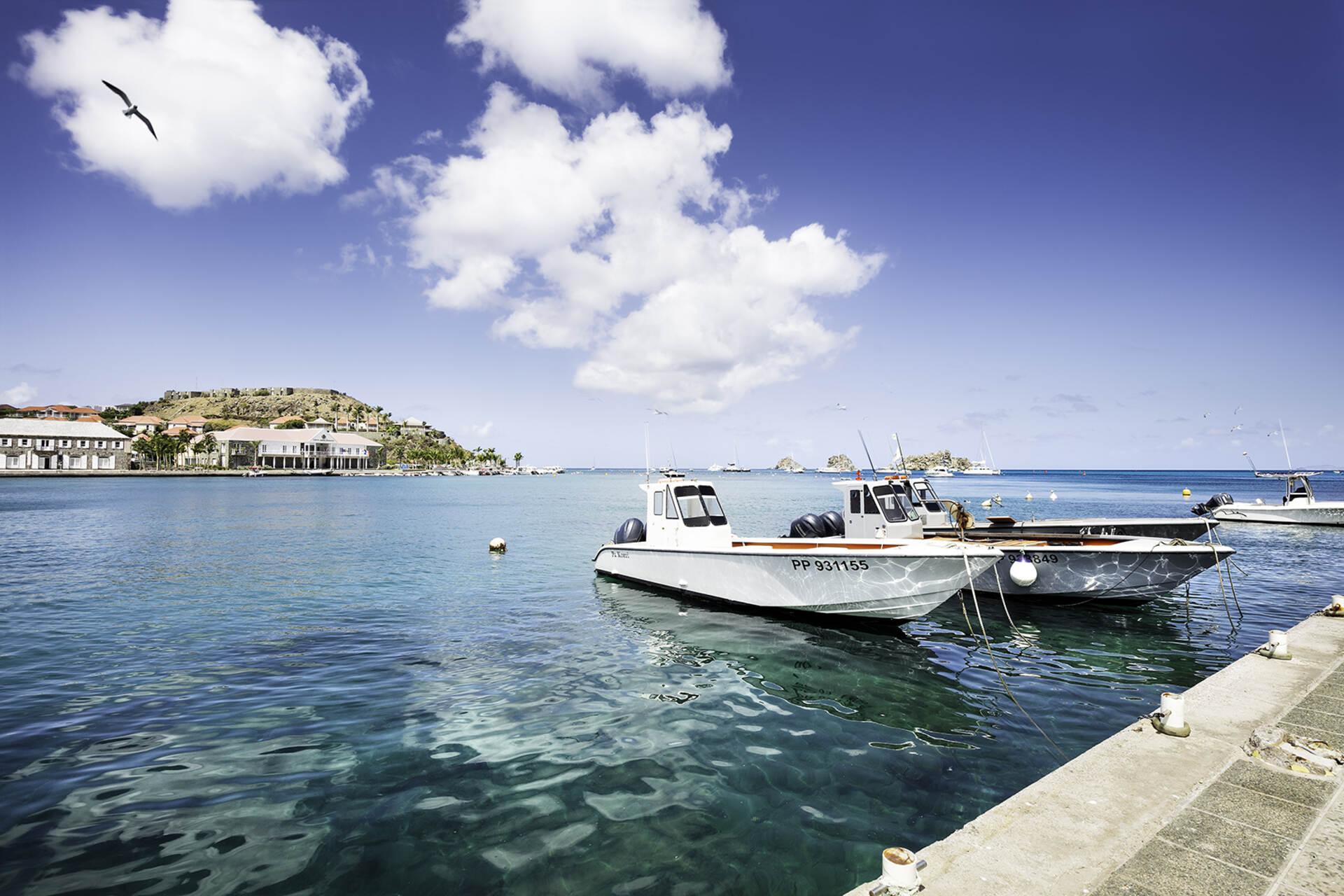 A Saint-Barthélemy, paradiso caraibico frequentato dal turismo d’élite, le sfide ambientali spingono la collettività francese d’oltremare a sperimentare sistemi avanzati di recupero e gestione sostenibile dell’acqua
