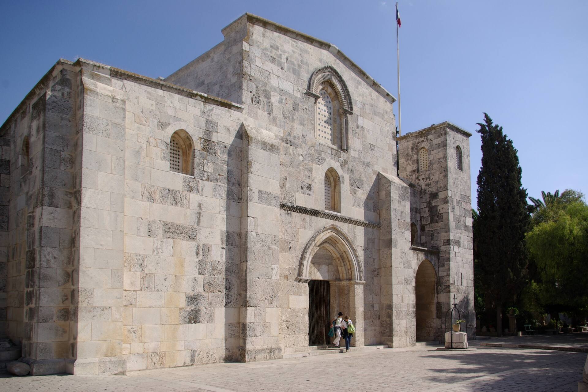 Abbazia e complesso monastico appartenente al Dominio Francese in Terrasanta, immerso in un paesaggio che integra spiritualità, ricerca storica e iniziative di sostenibilità ambientale moderna