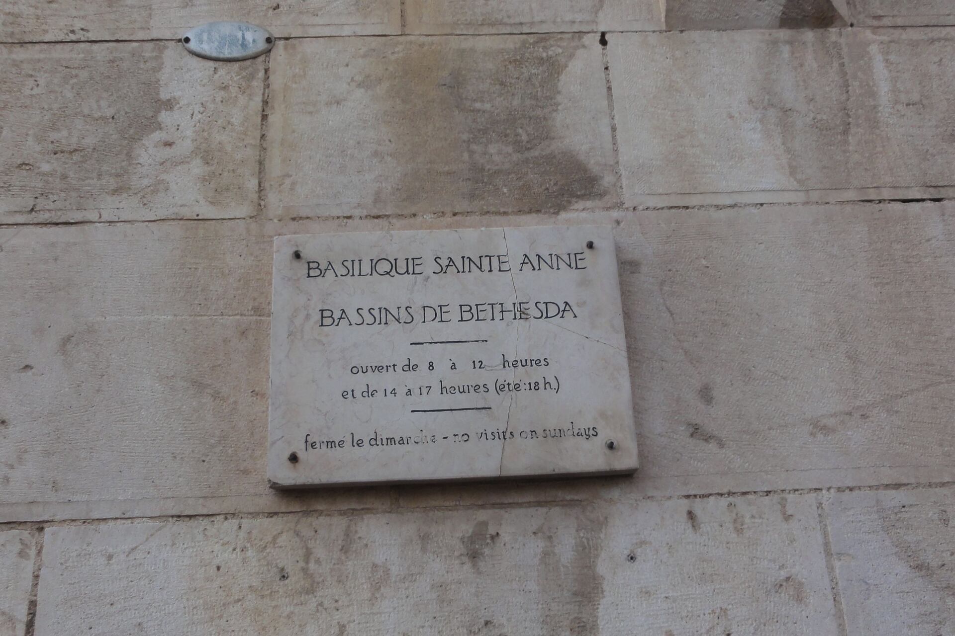 Dettaglio di iscrizioni e targhe commemorative del Dominio Francese a Gerusalemme, segni materiali che testimoniano la continuità di fede, memoria storica e identità europea nei luoghi santi