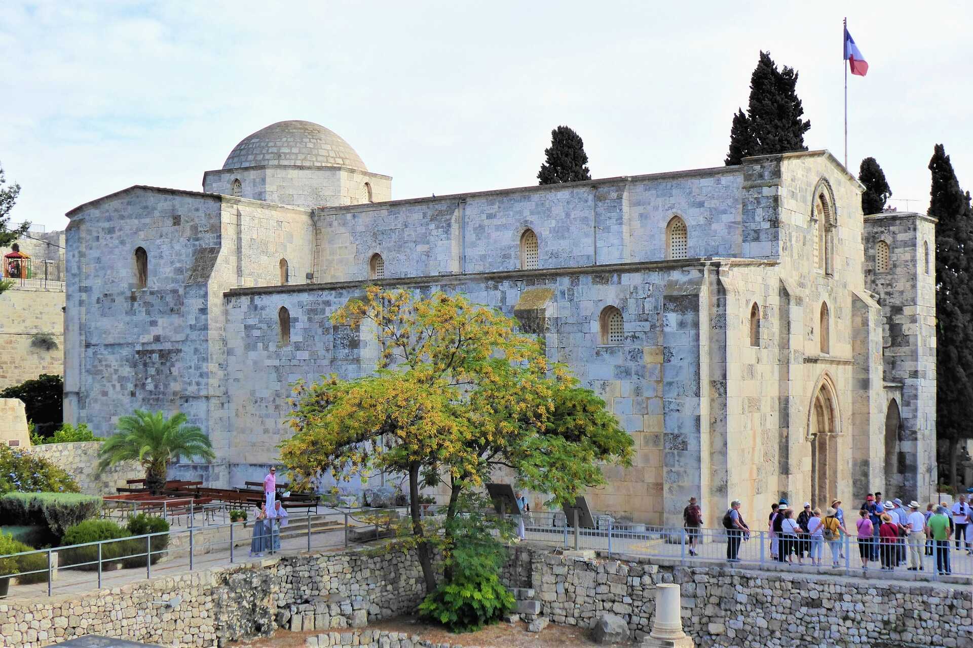 Esterno di una chiesa gestita dal Dominio Nazionale Francese a Gerusalemme, simbolo del legame tra Francia e Terra Santa e parte di un patrimonio unico che coniuga storia e modernità culturale