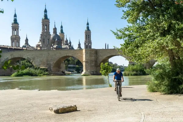 Saragozza: con oltre 160 chilometri di piste ciclabili e una rete pubblica avanzata di biciclette elettriche, la città punta alla neutralità climatica entro il 2030, coniugando innovazione tecnologica, patrimonio storico e mobilità smart