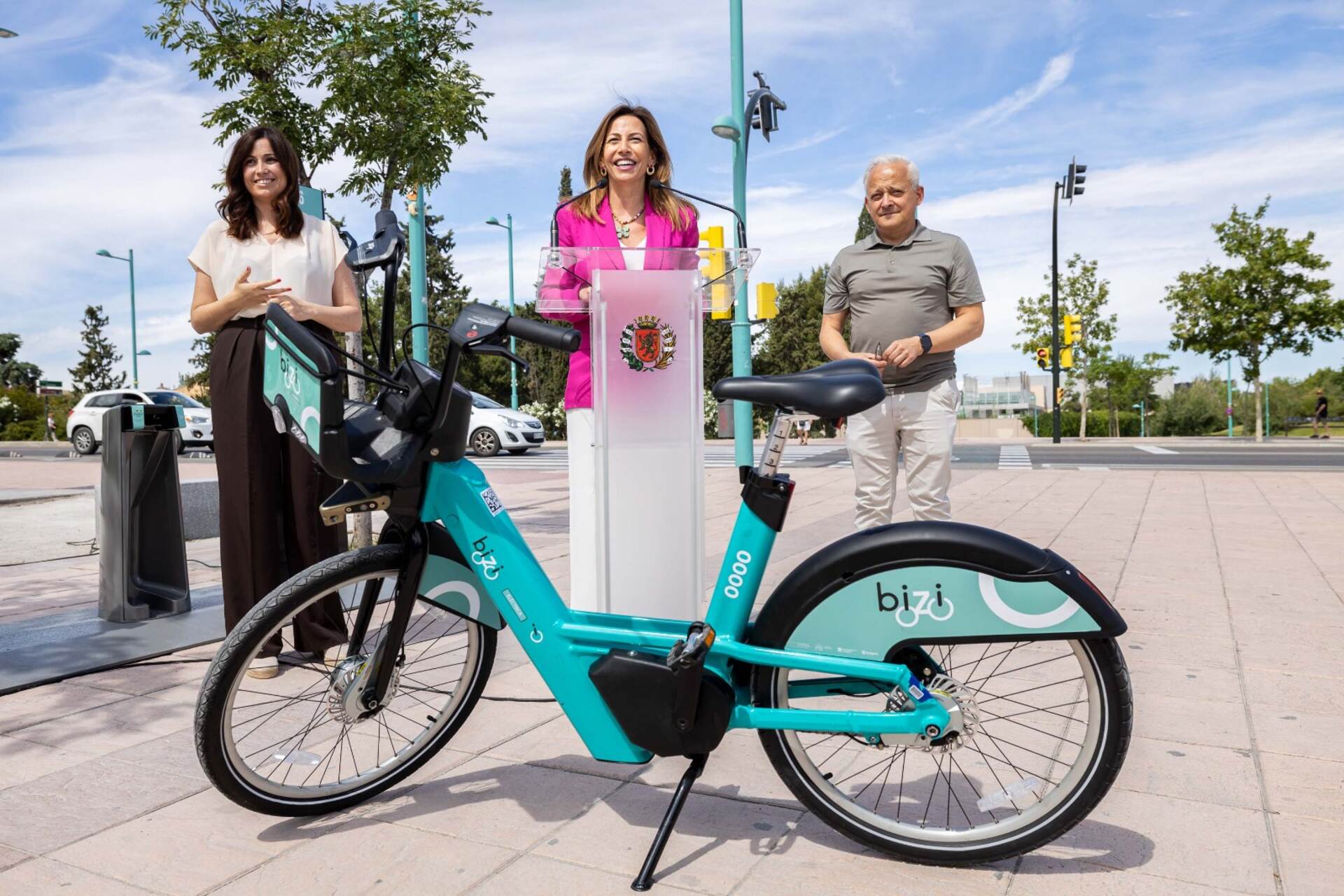 Saragozza: il sistema Bizi integra e-bike, intelligenza artificiale e stazioni diffuse in tutti i quartieri, trasformando il paesaggio urbano e rendendo la bicicletta protagonista di una nuova cultura verde condivisa da cittadini e istituzioni
