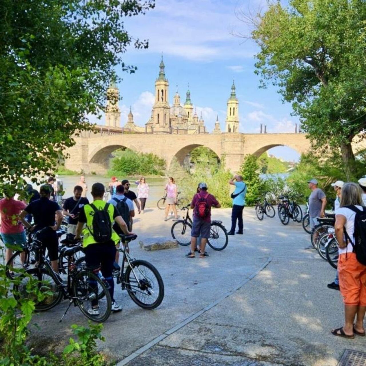 Saragozza: con oltre 160 chilometri di piste ciclabili e una rete pubblica avanzata di biciclette elettriche, la città punta alla neutralità climatica entro il 2030, coniugando innovazione tecnologica, patrimonio storico e mobilità smart