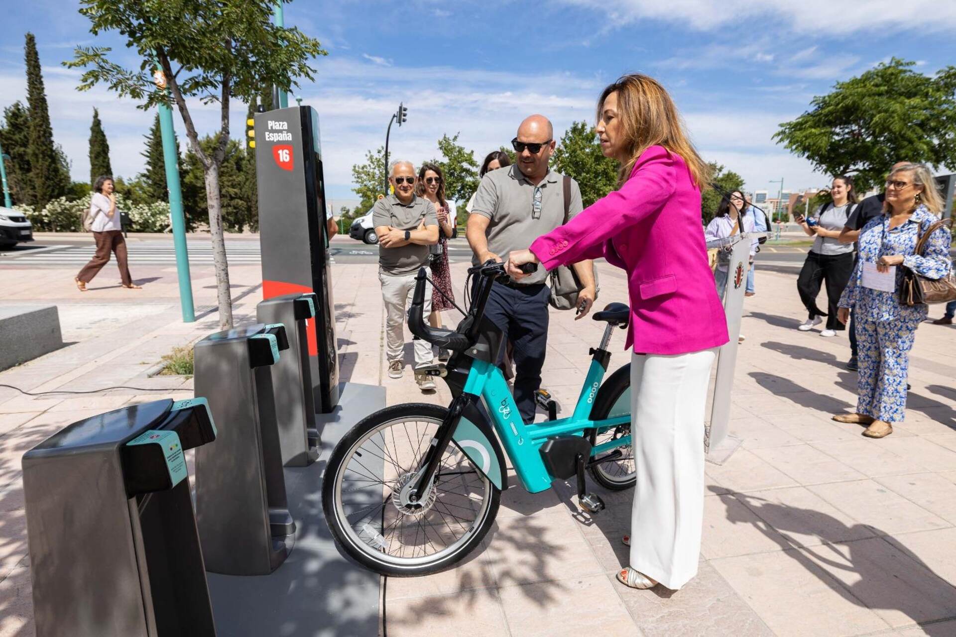 Saragozza: il sistema Bizi integra e-bike, intelligenza artificiale e stazioni diffuse in tutti i quartieri, trasformando il paesaggio urbano e rendendo la bicicletta protagonista di una nuova cultura verde condivisa da cittadini e istituzioni