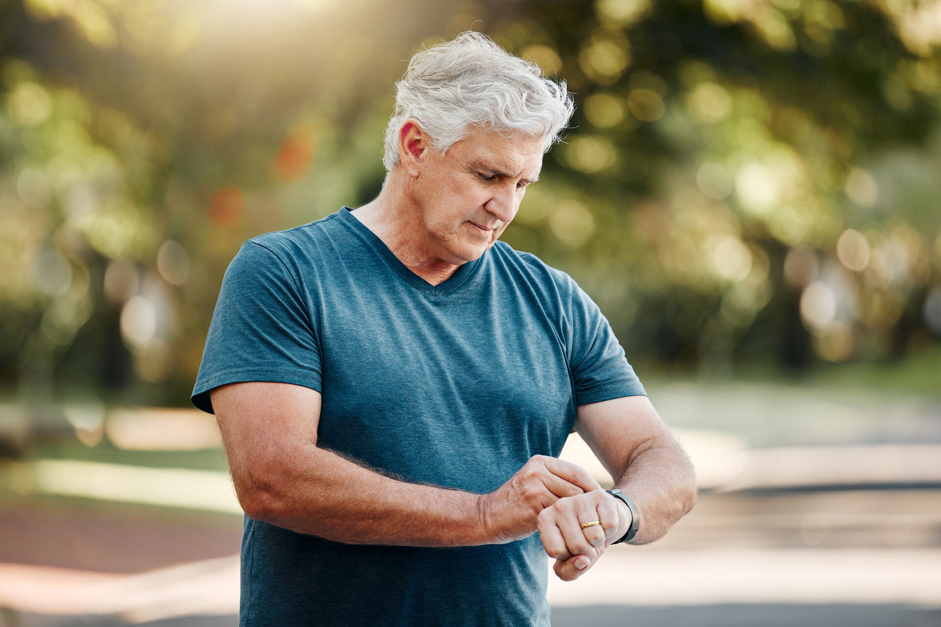 Scena simbolica ispirata al progetto AGE RESIST, che integra scienza, tecnologia e medicina per trasformare l’analisi del sudore in un metodo innovativo di monitoraggio della salute e della resistenza del corpo