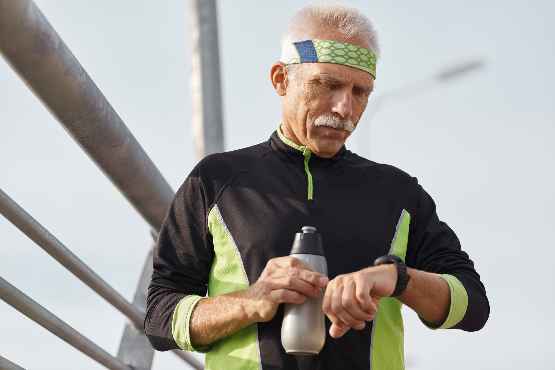 Scena simbolica ispirata al progetto AGE RESIST, che integra scienza, tecnologia e medicina per trasformare l’analisi del sudore in un metodo innovativo di monitoraggio della salute e della resistenza del corpo