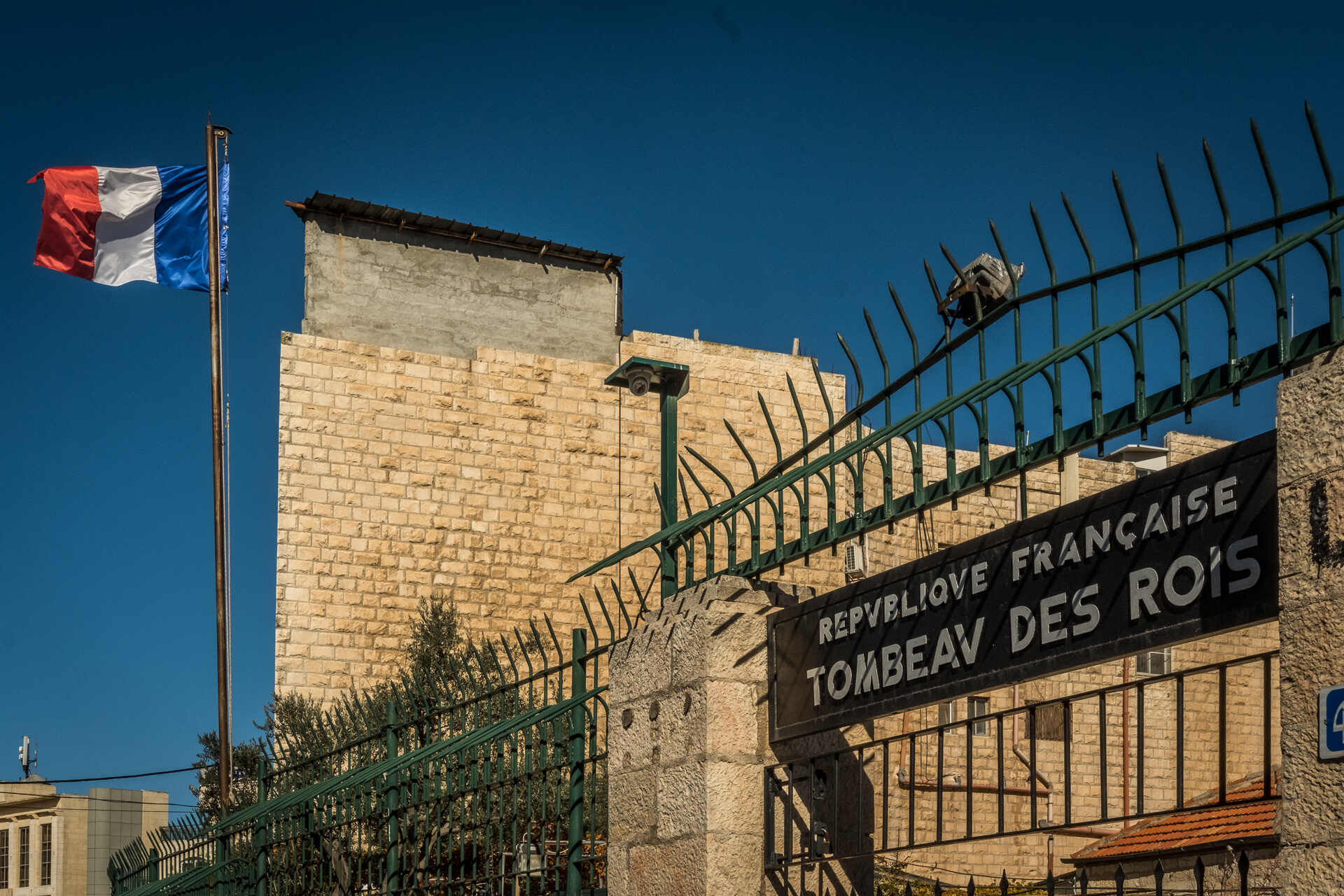 Esterno di una chiesa gestita dal Dominio Nazionale Francese a Gerusalemme, simbolo del legame tra Francia e Terra Santa e parte di un patrimonio unico che coniuga storia e modernità culturale