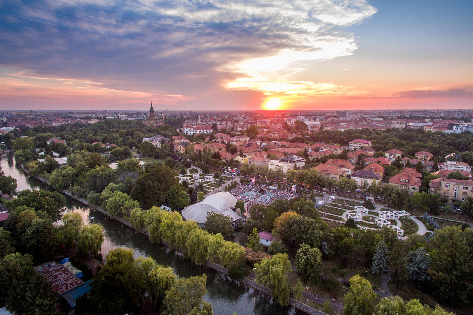 Veduta di Timișoara tra piazze storiche, spazi verdi e campus universitario, città laboratorio di innovazione sociale e tecnologica che unisce identità locale e reti internazionali di ricerca