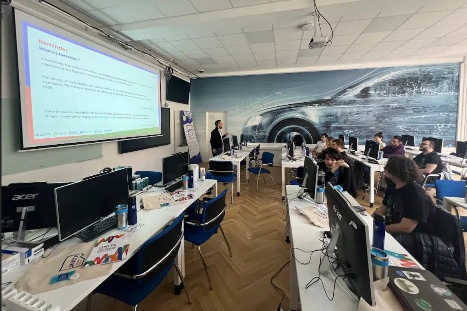 Studenti e docenti impegnati nel progetto Living Lab della West University di Timișoara, esempio di co-creazione e sperimentazione urbana per una città sostenibile, digitale e partecipativa
