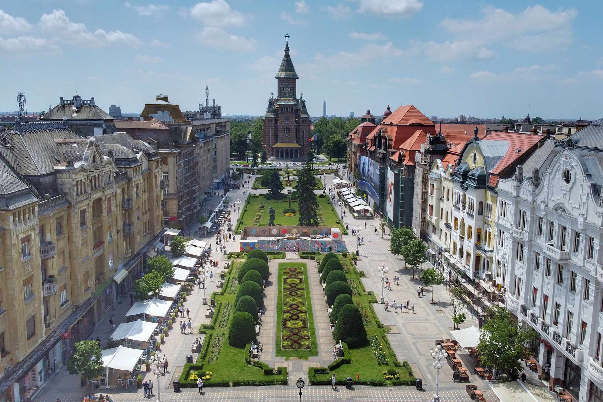 Veduta di Timișoara tra piazze storiche, spazi verdi e campus universitario, città laboratorio di innovazione sociale e tecnologica che unisce identità locale e reti internazionali di ricerca