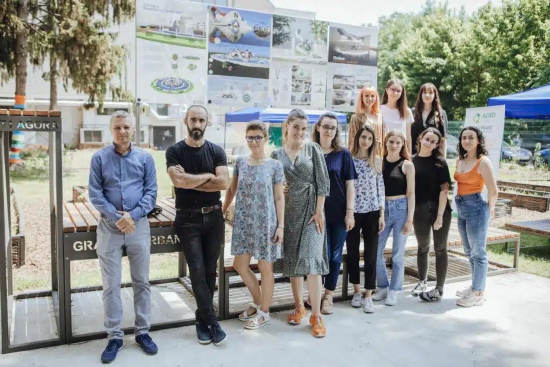 Studenti e docenti impegnati nel progetto Living Lab della West University di Timișoara, esempio di co-creazione e sperimentazione urbana per una città sostenibile, digitale e partecipativa