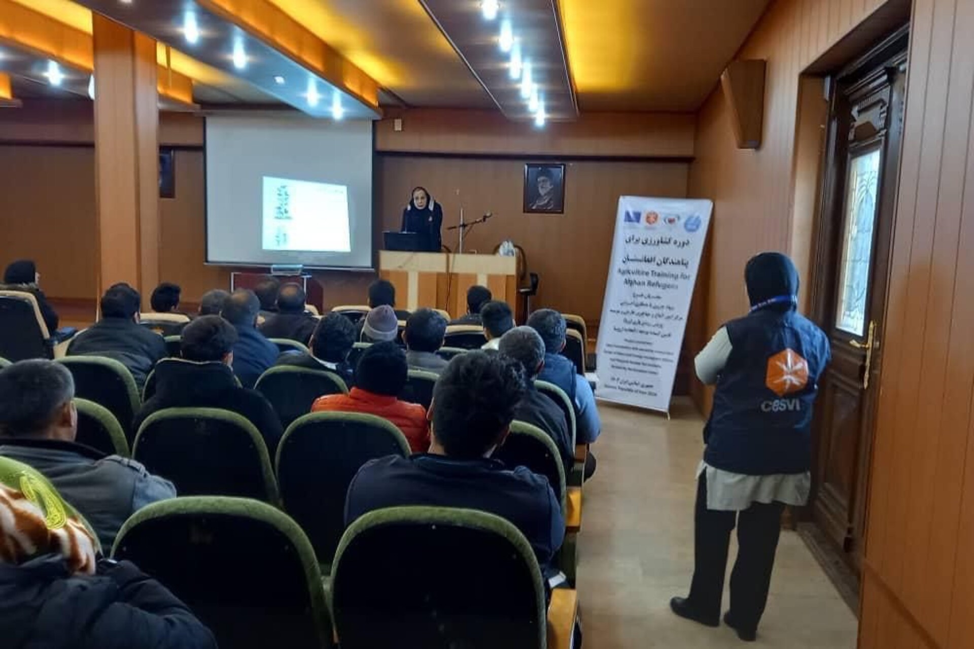 Rifugiati e resilienza climatica: programmi di formazione e innovazione agricola promuovono l’uso di tecniche smart, irrigazione efficiente e gestione sostenibile delle risorse naturali per rafforzare la sicurezza alimentare e l’autonomia delle comunità vulnerabili