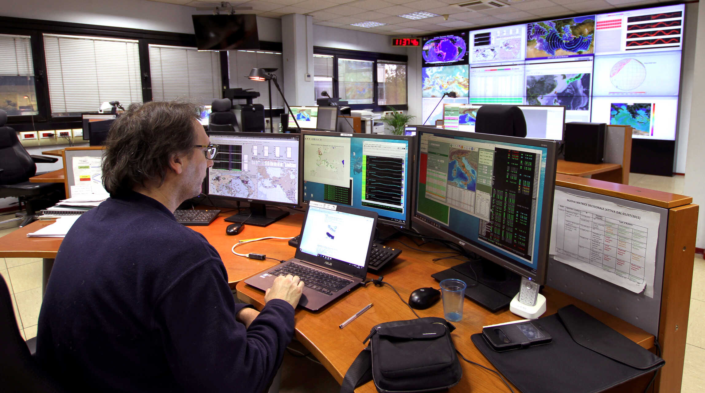 Boa di monitoraggio in mare aperto collegata a sensori subacquei per la trasmissione di dati in tempo reale al Centro Allerta Tsunami dell’INGV