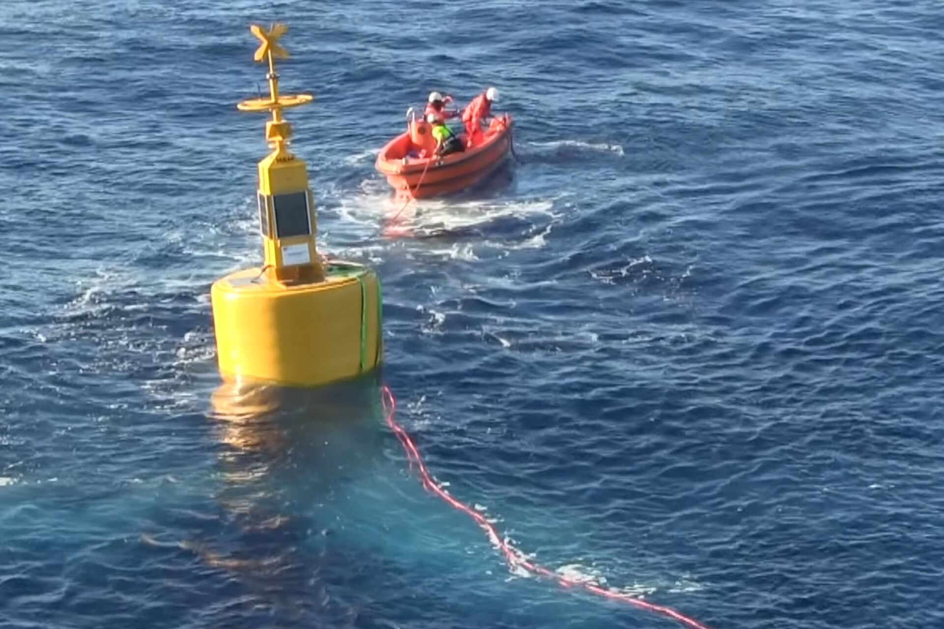 Ricercatori e tecnici impegnati nell’installazione di boe di mare profondo per il rilevamento precoce degli tsunami nel Mediterraneo centrale