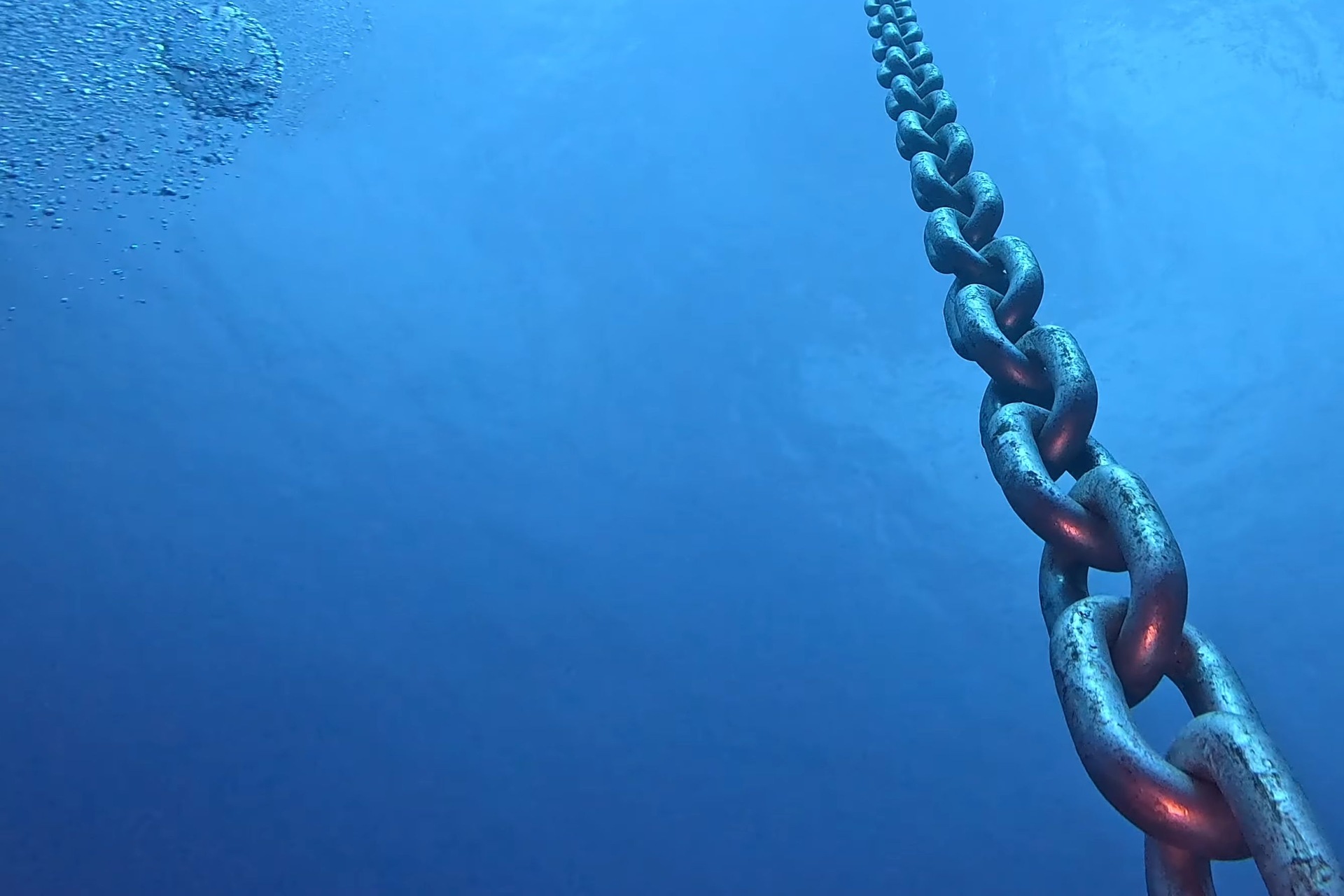 Boa di monitoraggio in mare aperto collegata a sensori subacquei per la trasmissione di dati in tempo reale al Centro Allerta Tsunami dell’INGV