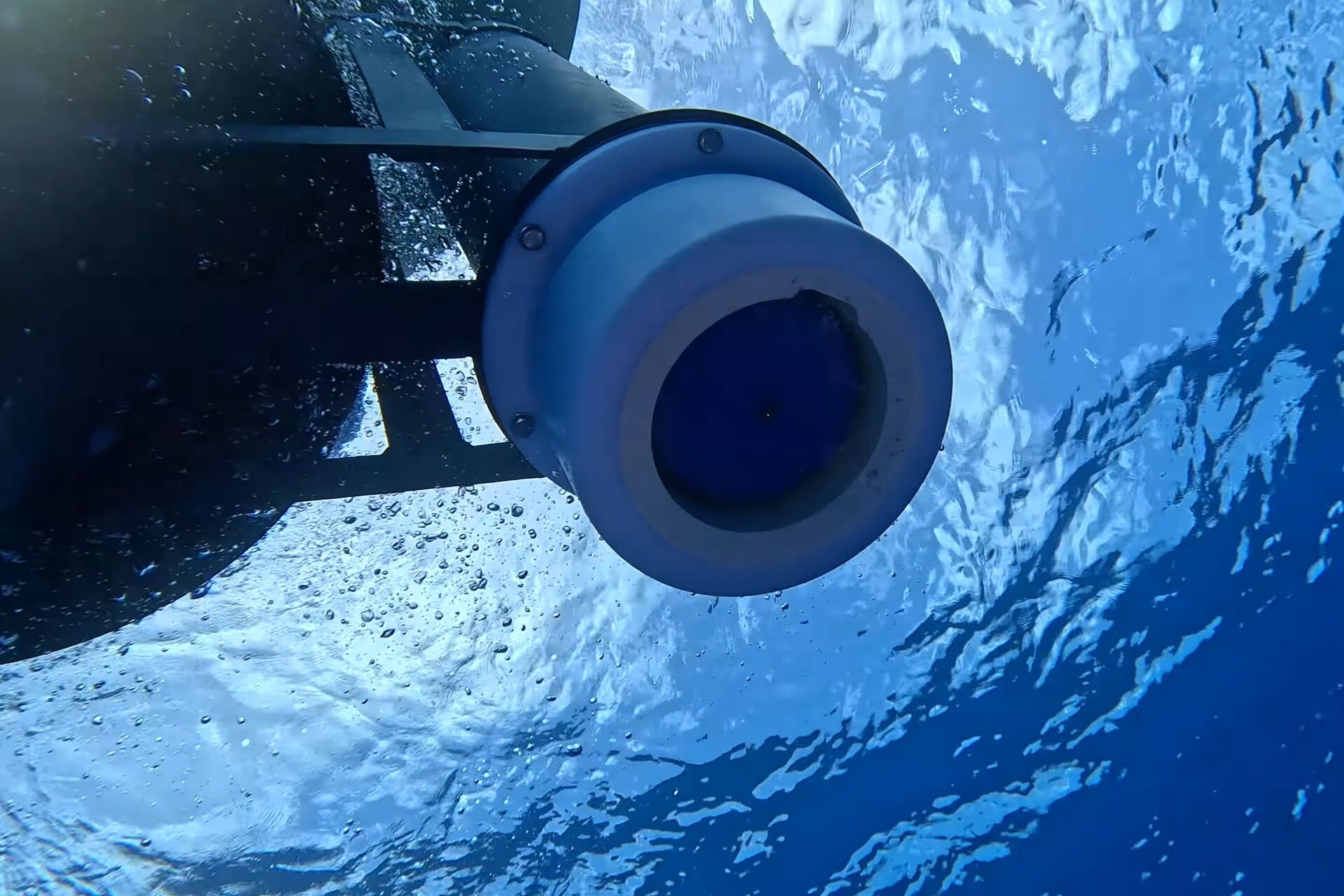 Strumentazione oceanografica e sensori di pressione utilizzati per il monitoraggio dei movimenti sottomarini e delle onde anomale nel Mar Ionio