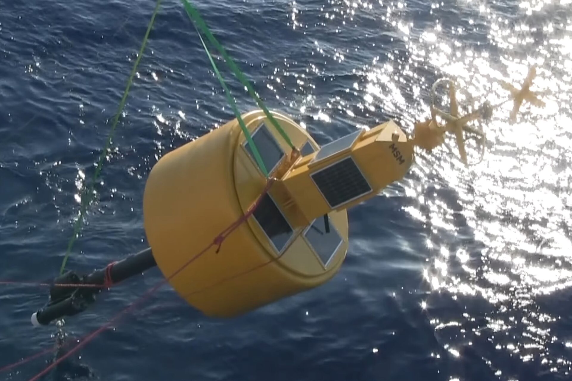 Strumentazione oceanografica e sensori di pressione utilizzati per il monitoraggio dei movimenti sottomarini e delle onde anomale nel Mar Ionio