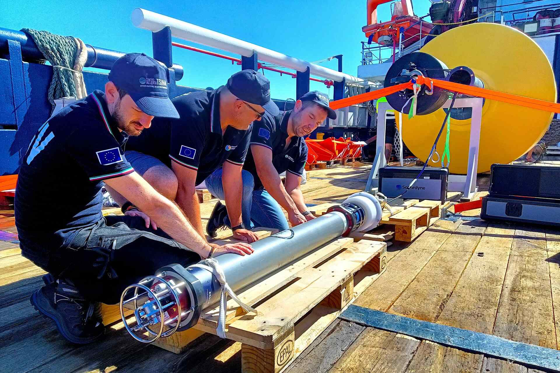 Ricercatori e tecnici impegnati nell’installazione di boe di mare profondo per il rilevamento precoce degli tsunami nel Mediterraneo centrale
